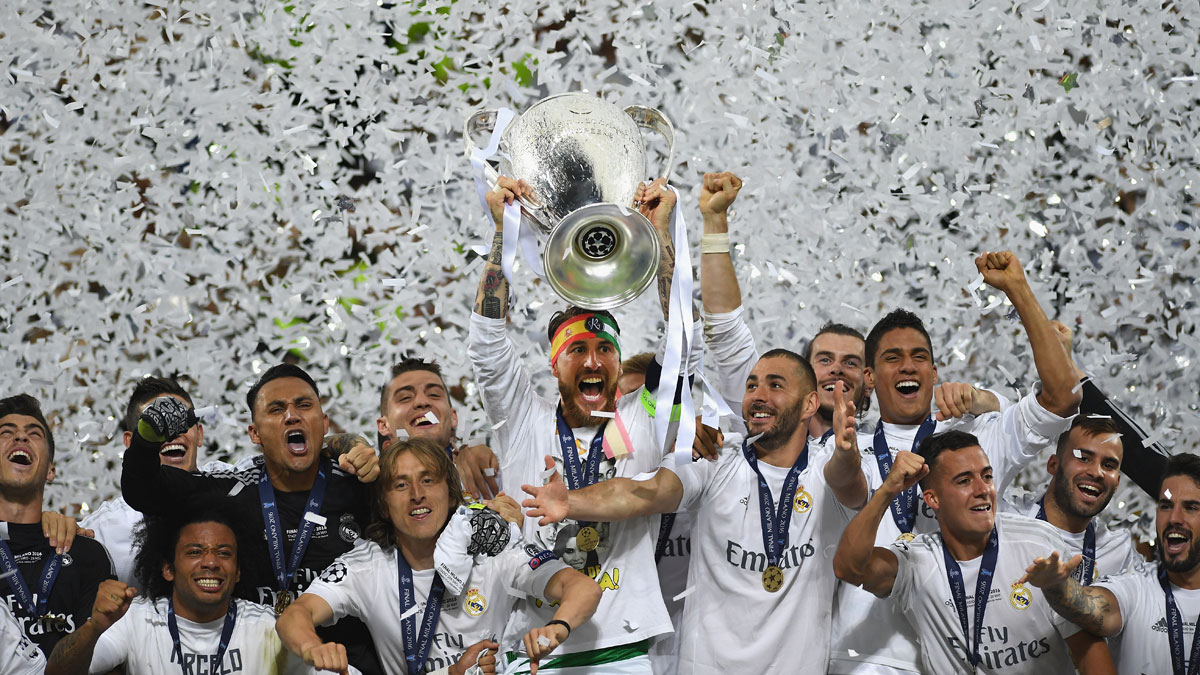 Real Madrid&#039;s Sergio Ramos lifts the Champions League trophy after his team&#039;s victory against Atletico Madrid in Milan