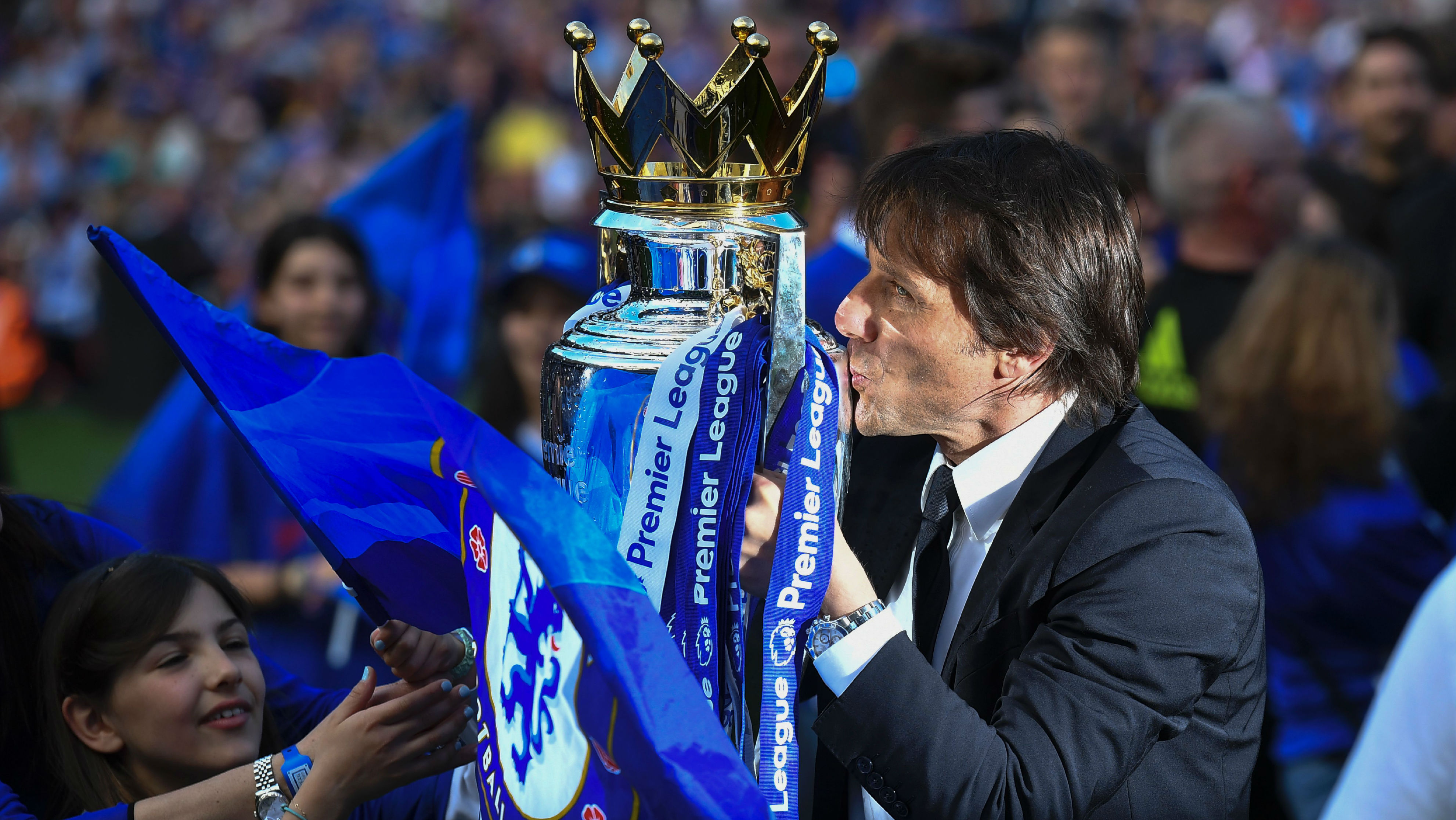 Antonio Conte Chelsea - Premier League trophy