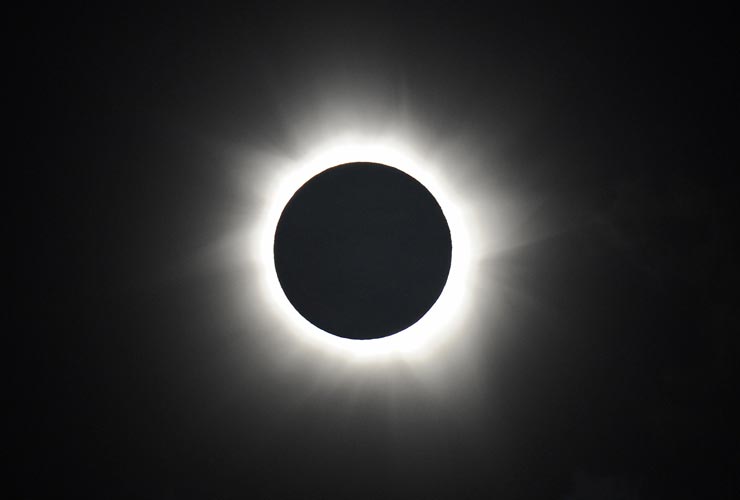  A total solar eclipse plunges northern Australia into darkness for just over two minutes