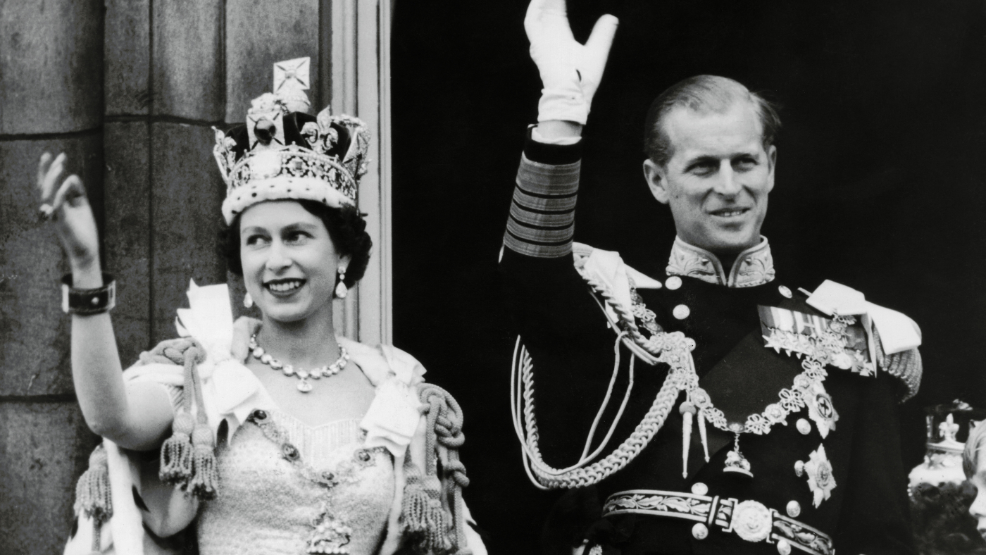 Queen Elizabeth and Prince Philip wave from Buckingham Palace balcony