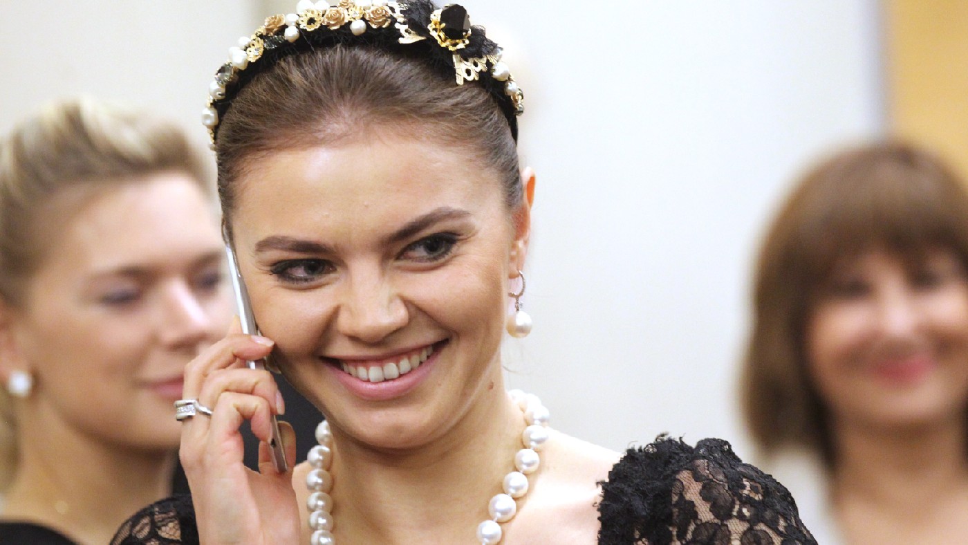 Alina Kabaeva smiling