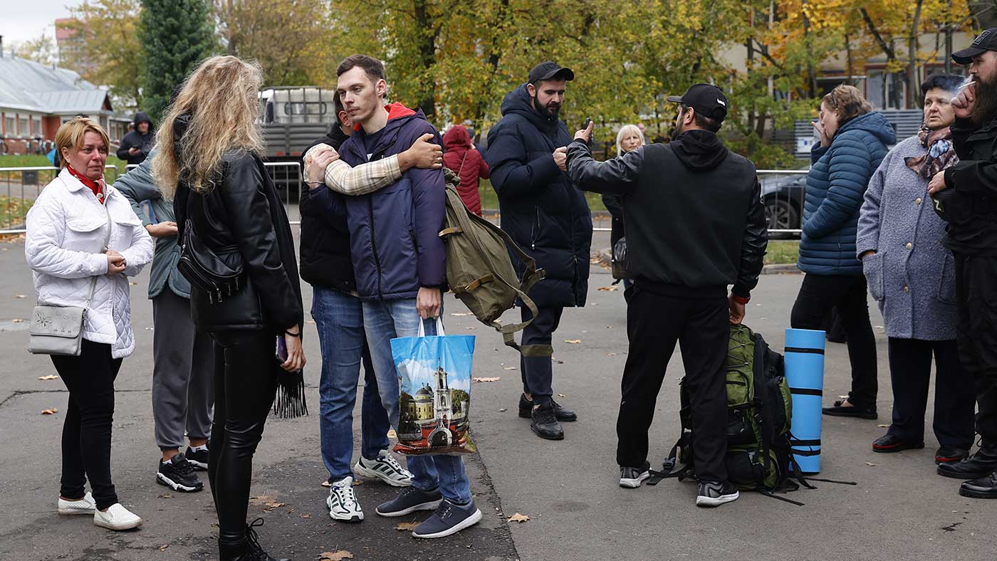 Russian citizens say goodbye to their relatives 