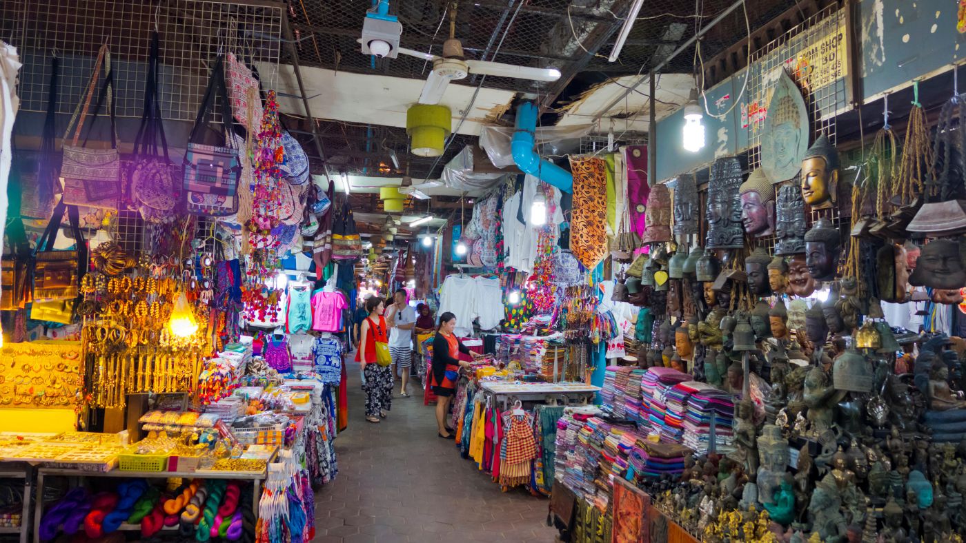 غرفه‌های سوغات و صنایع دستی در بازار قدیمی در سیم ریپ  