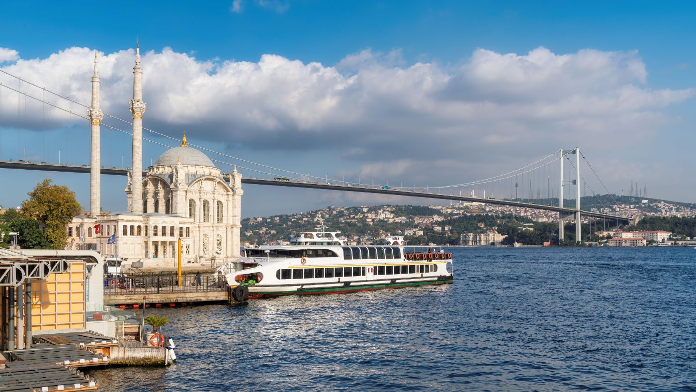 مسجد اورتاکوی و پل بسفر در استانبول  