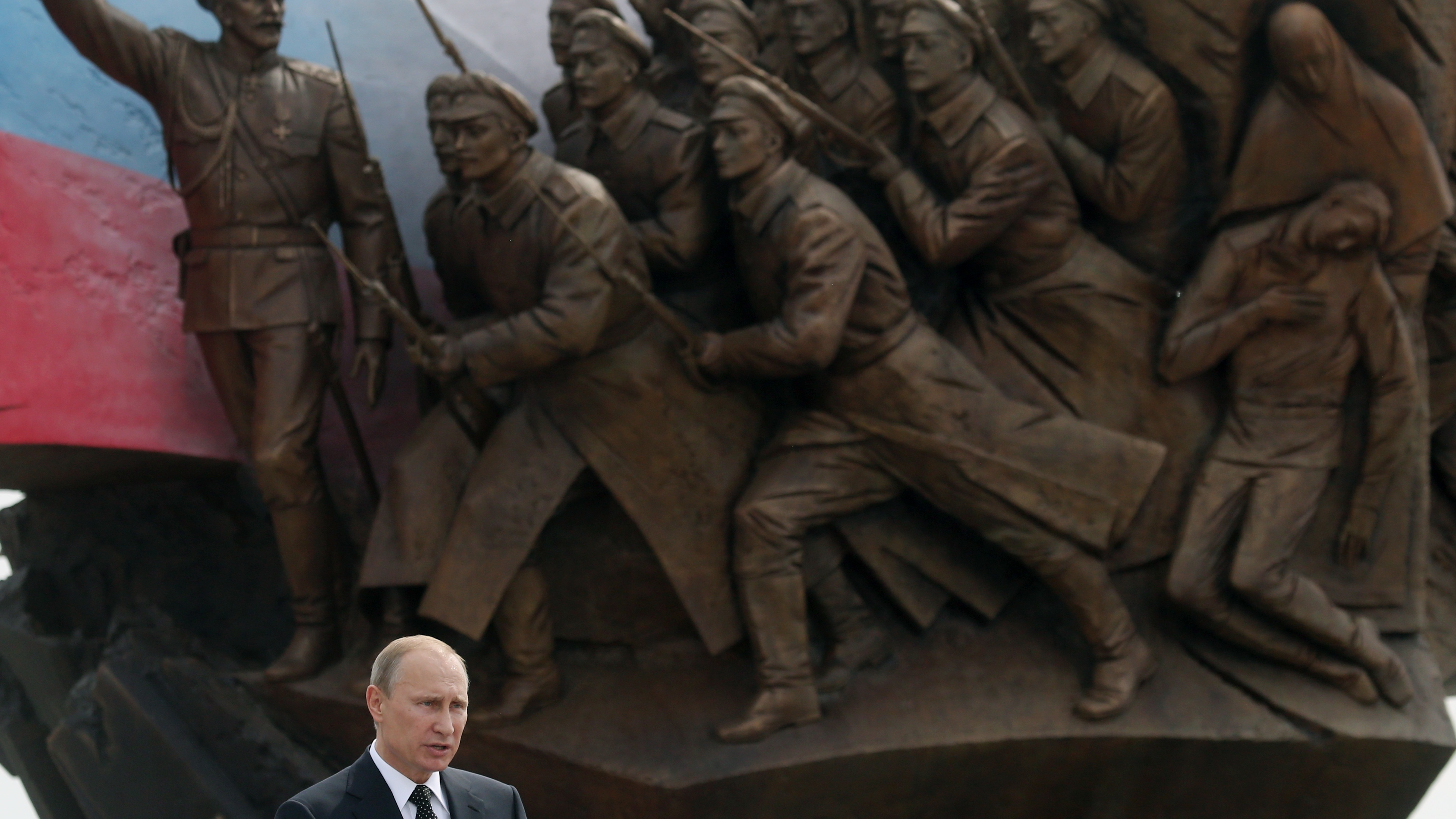Vladimir Putin unveils a monument to Russian soldiers of the First World War in 2014 