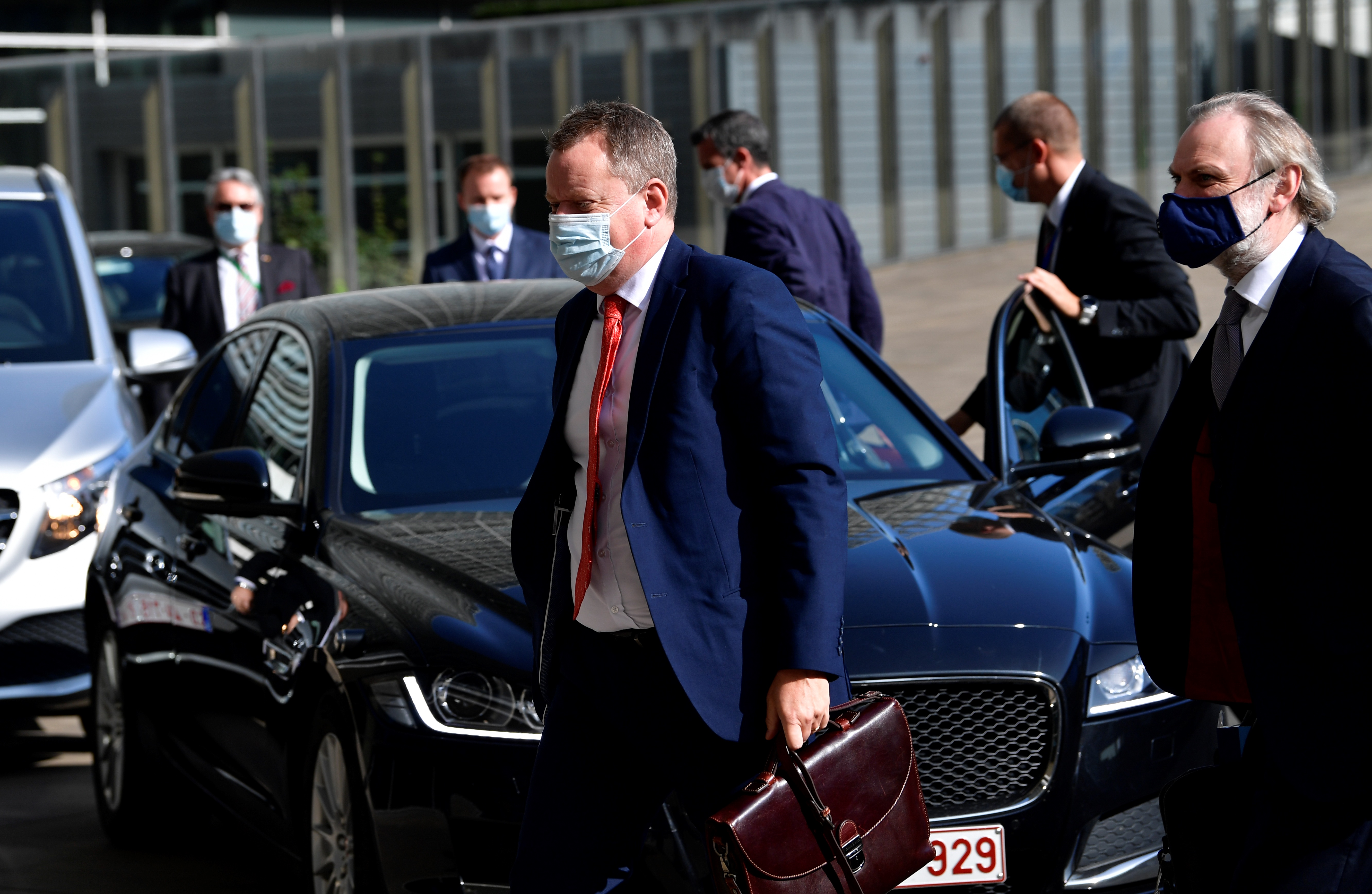 Britain&#039;s chief Brexit negotiator David Frost (C) arrives to meet his EU counterpart for Brexit negotiations at the EU headquarters in Brussels on September 17, 2020. - The chief negotiators 