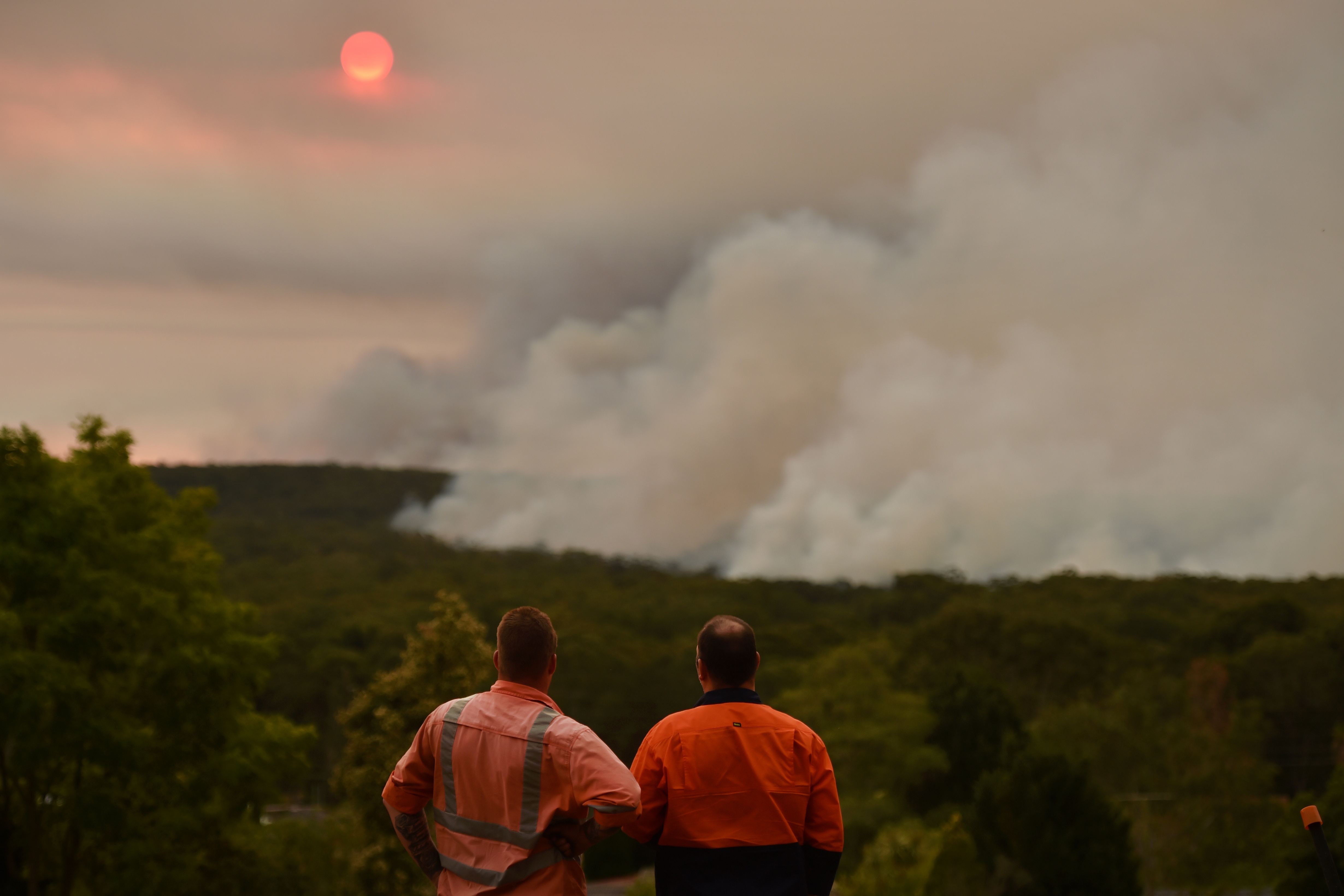 TOPSHOT - Residents watch a large bushfire as seen from Bargo, 150km southwest of Sydney, on December 19, 2019. - A state of emergency was declared in Australia&#039;s most populated region on Dec