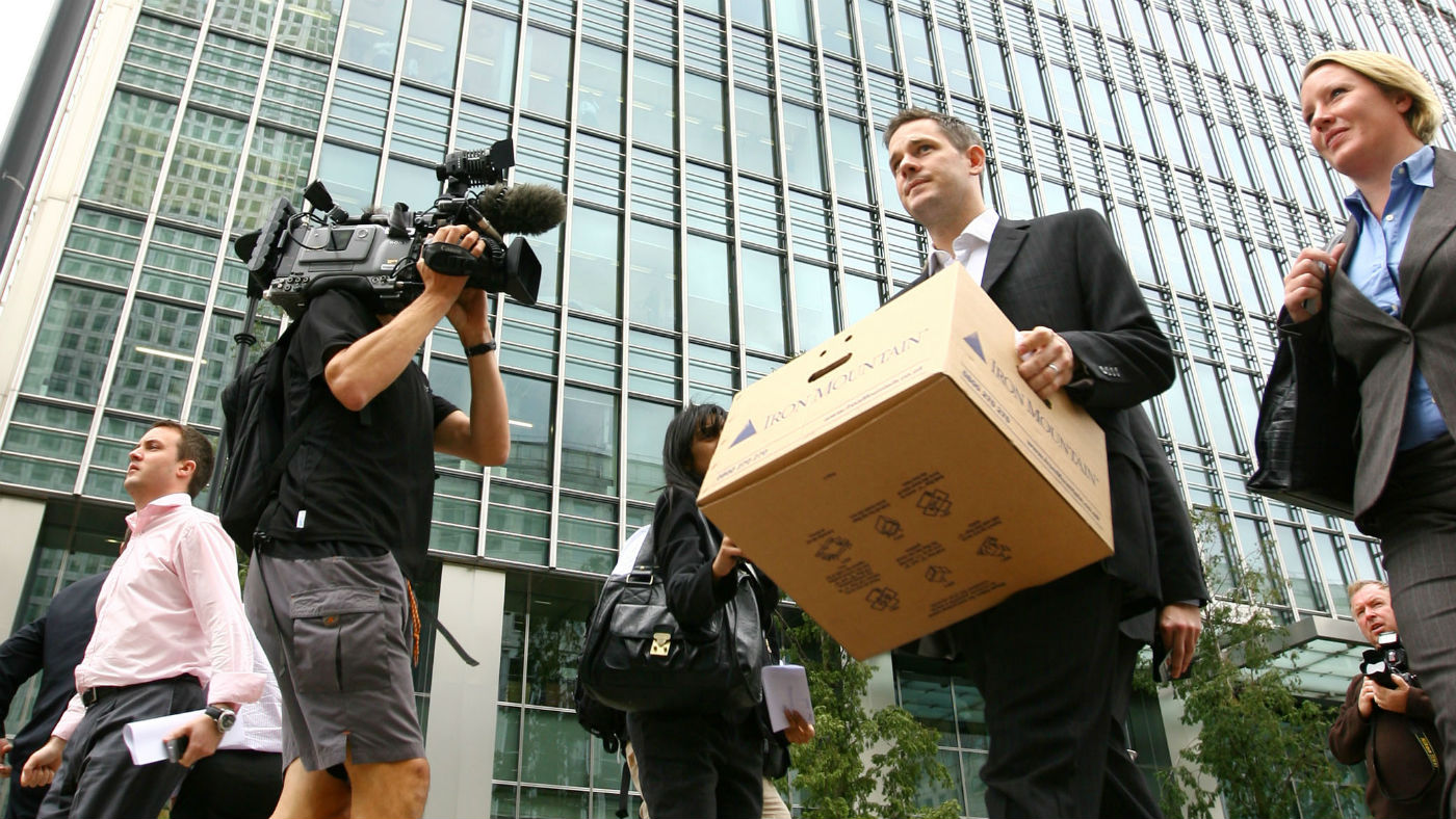 Lehman Brothers employees leave the bank&#039;s EU HQ in London in 2008