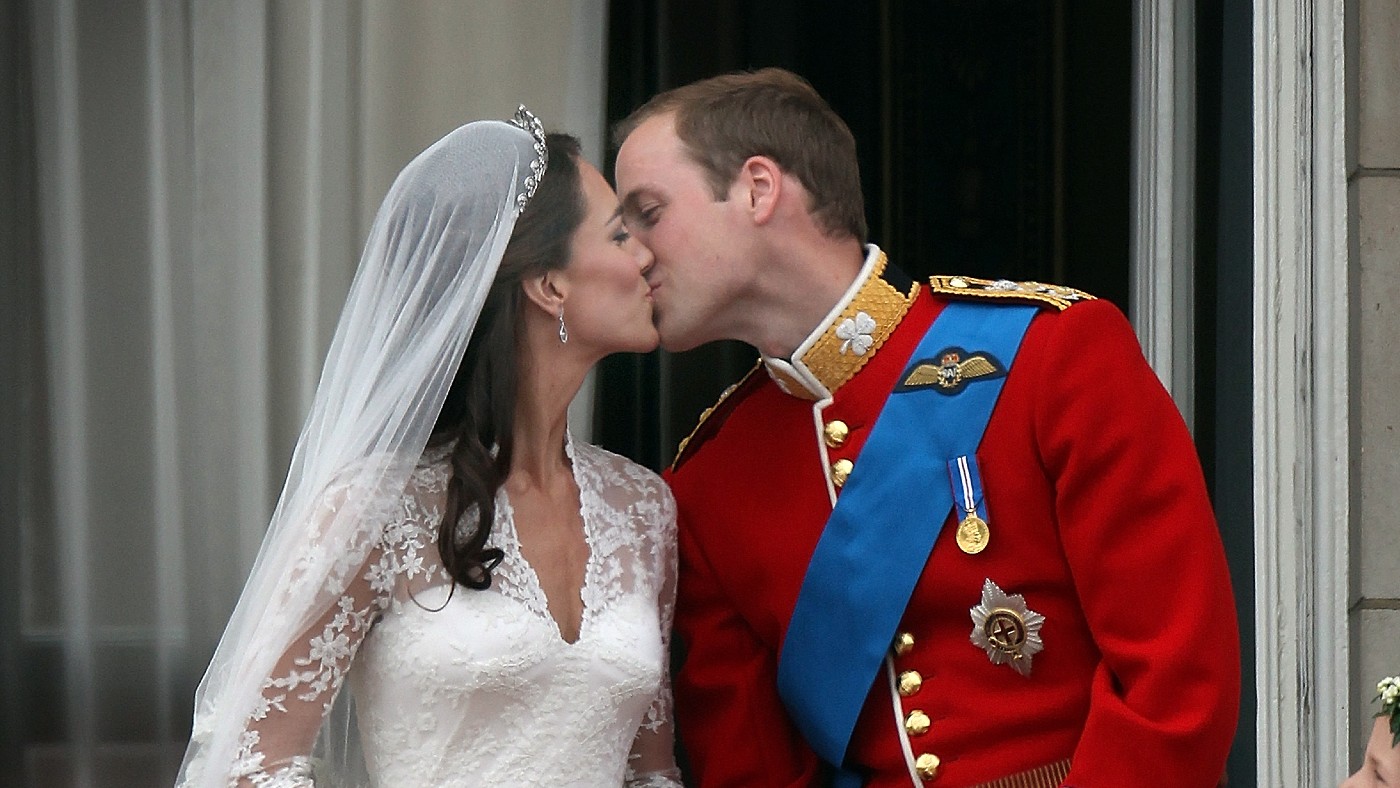 Kate and William&#039;s balcony kiss