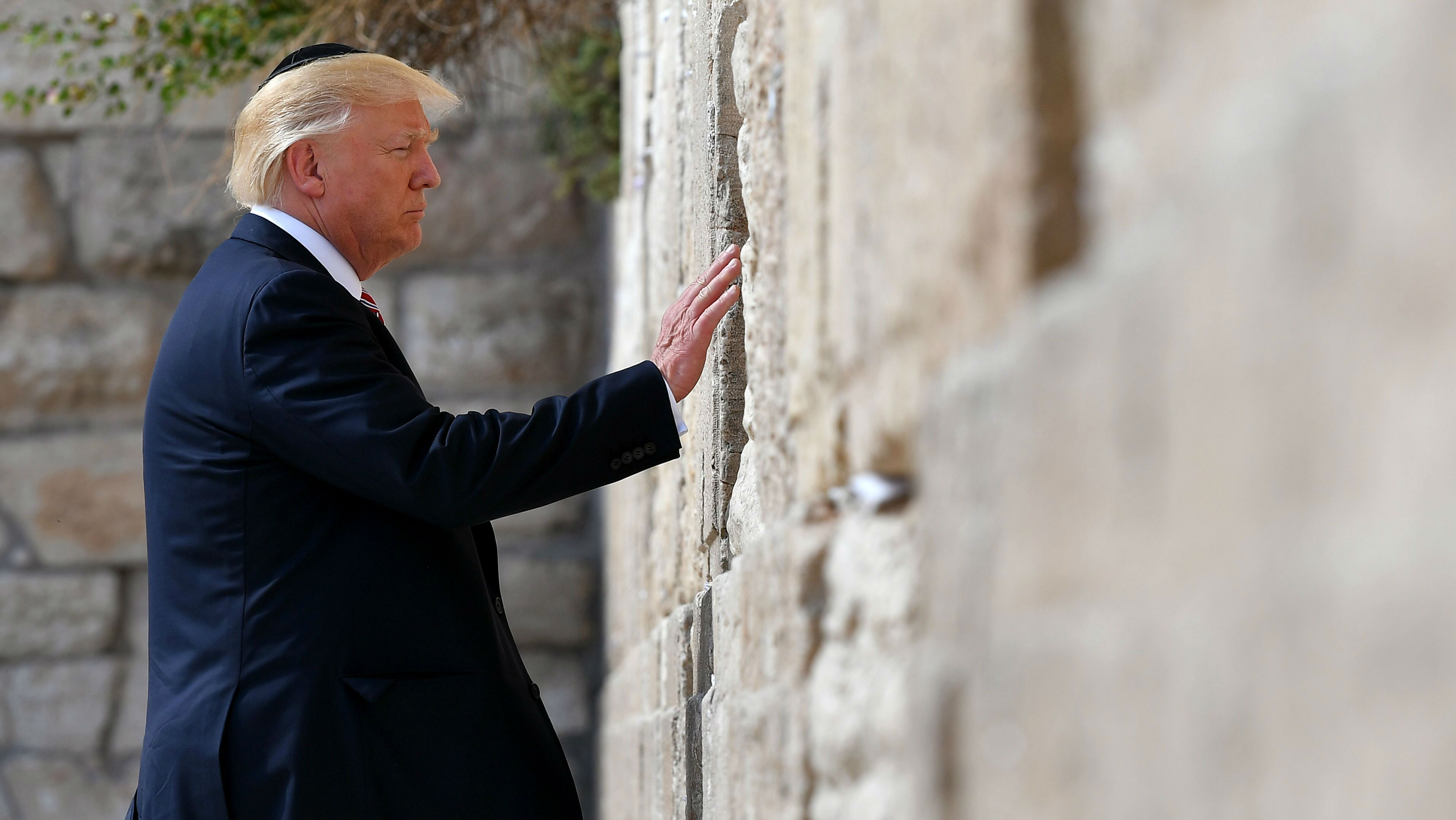 Trump touches Western Wall