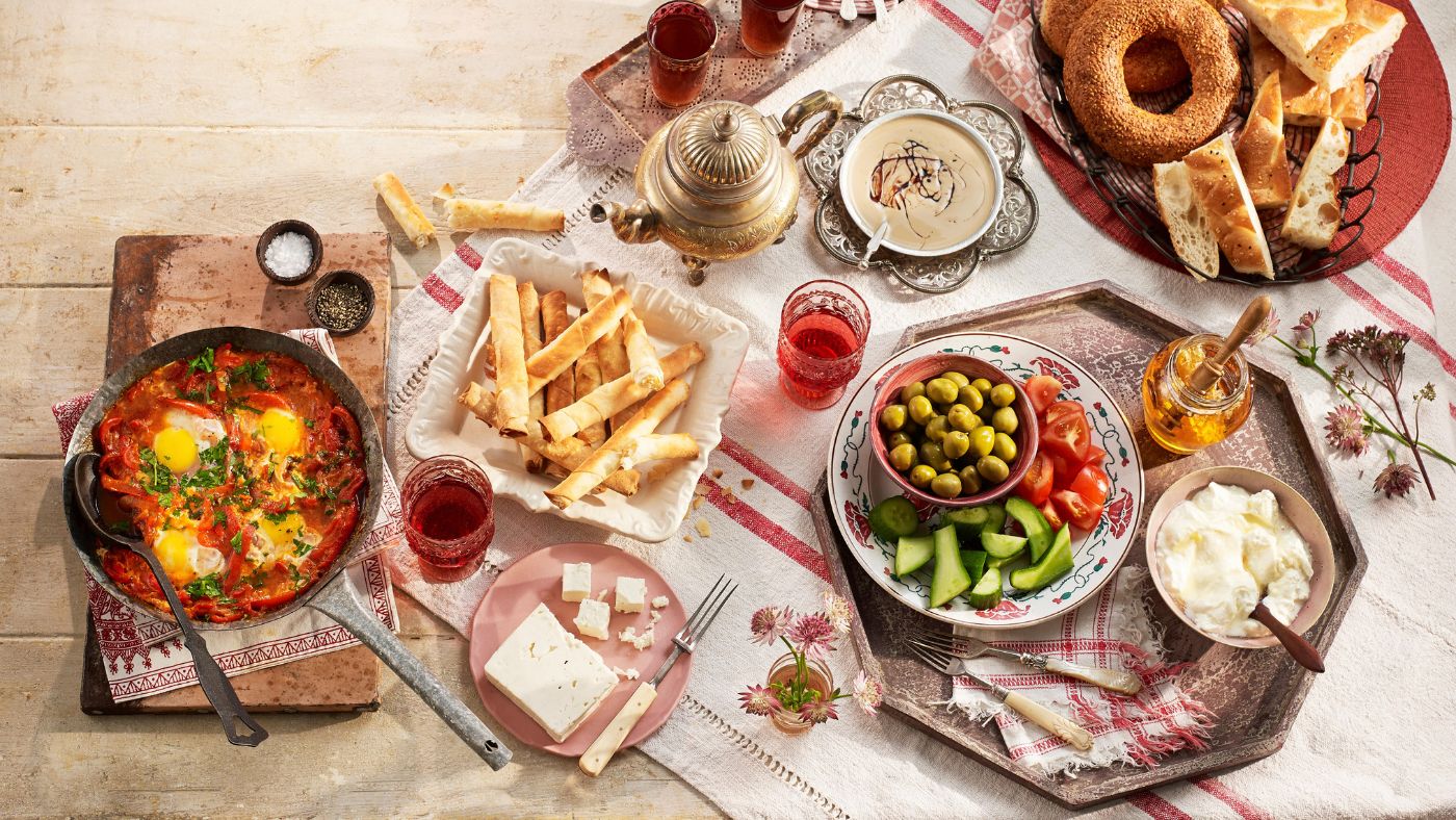 از یک صبحانه خوشمزه ترکی لذت ببرید 