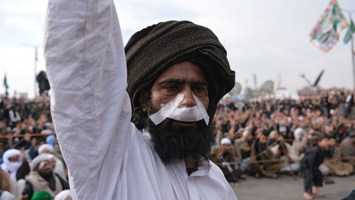 An member of the Tehreek-i-Labaik Yah Rasool Allah Pakistan (TLYRAP) religious group protests the oath of office changes