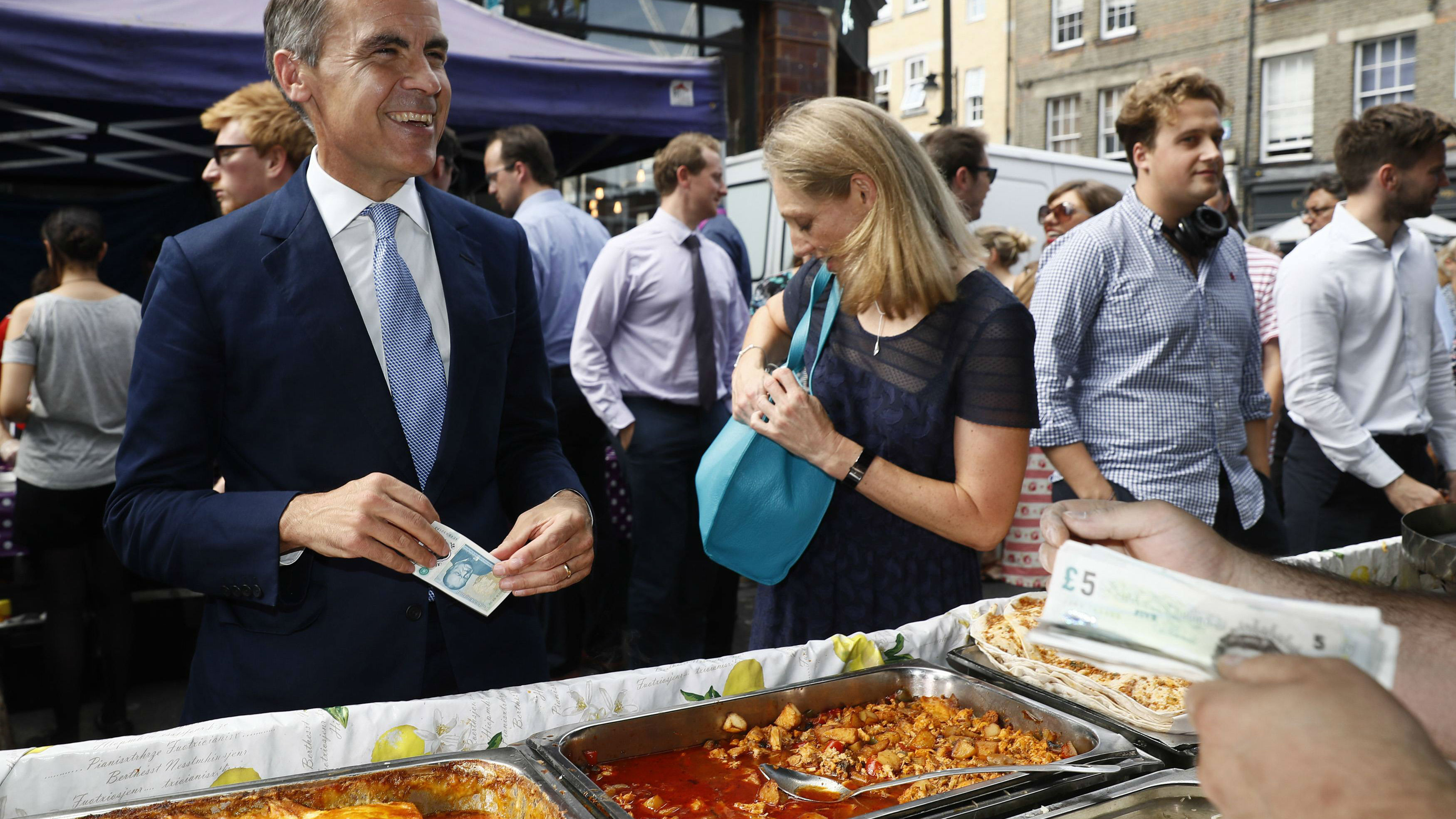 Mark Carney, Governor of the Bank of England, tries out the new £5 note