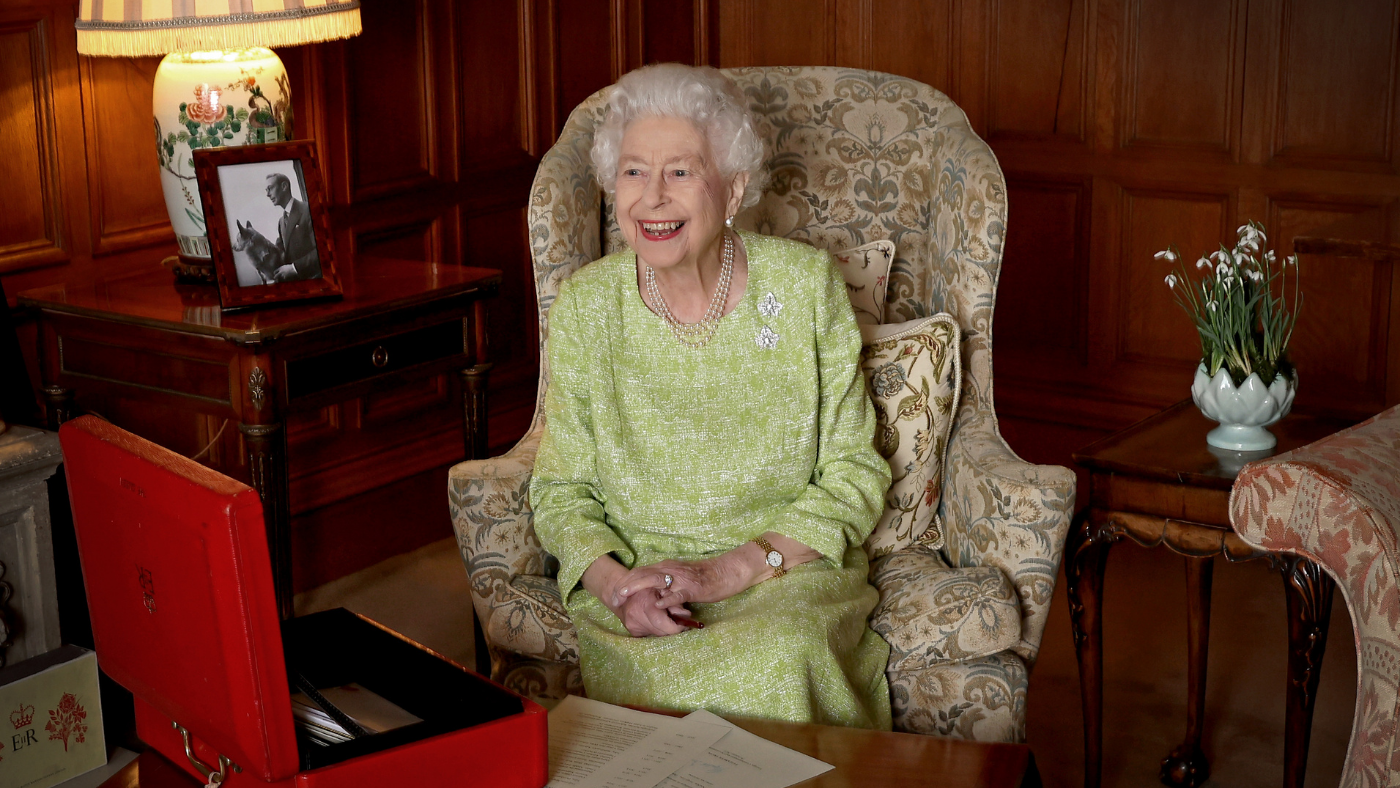 The Queen poses for a royal portrait