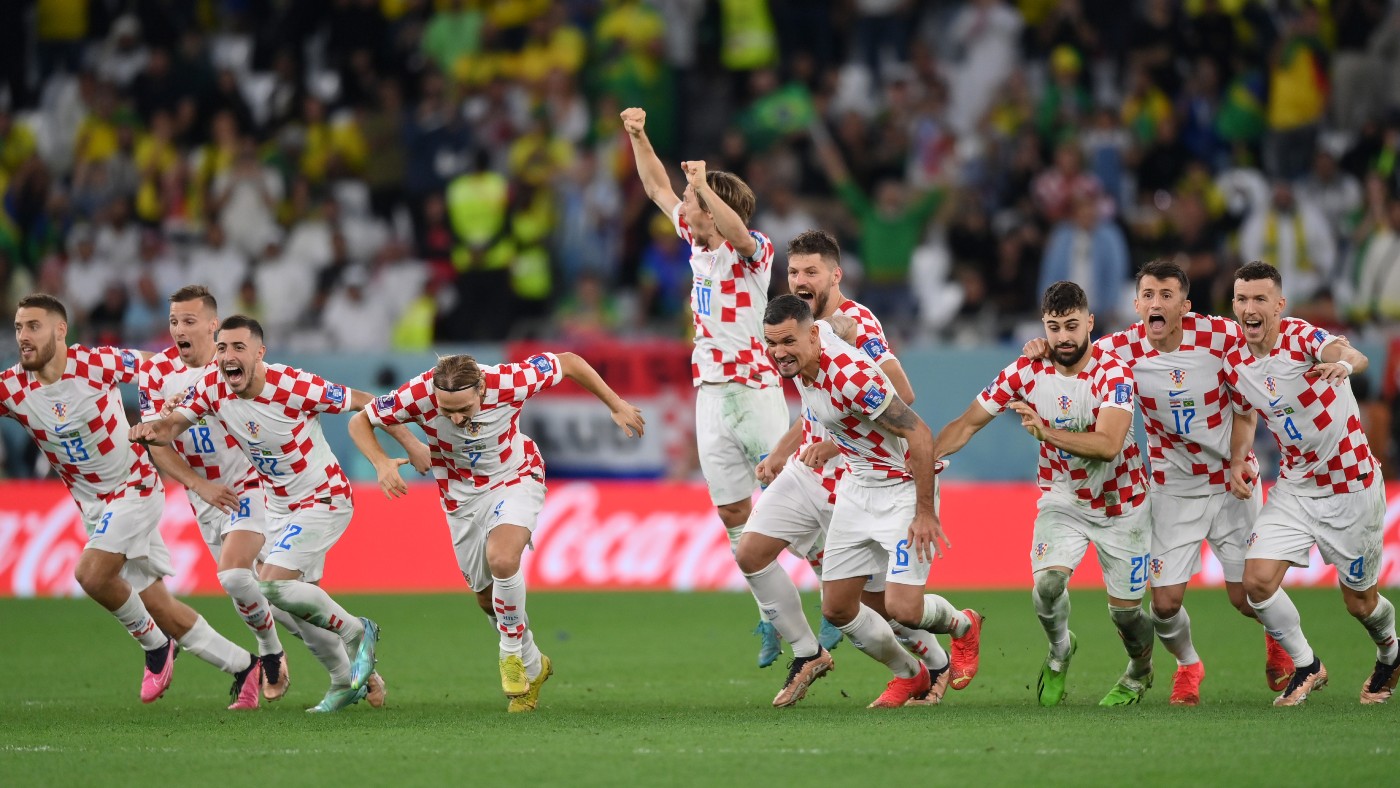 I giocatori della Croazia festeggiano la vittoria ai rigori contro il Brasile  