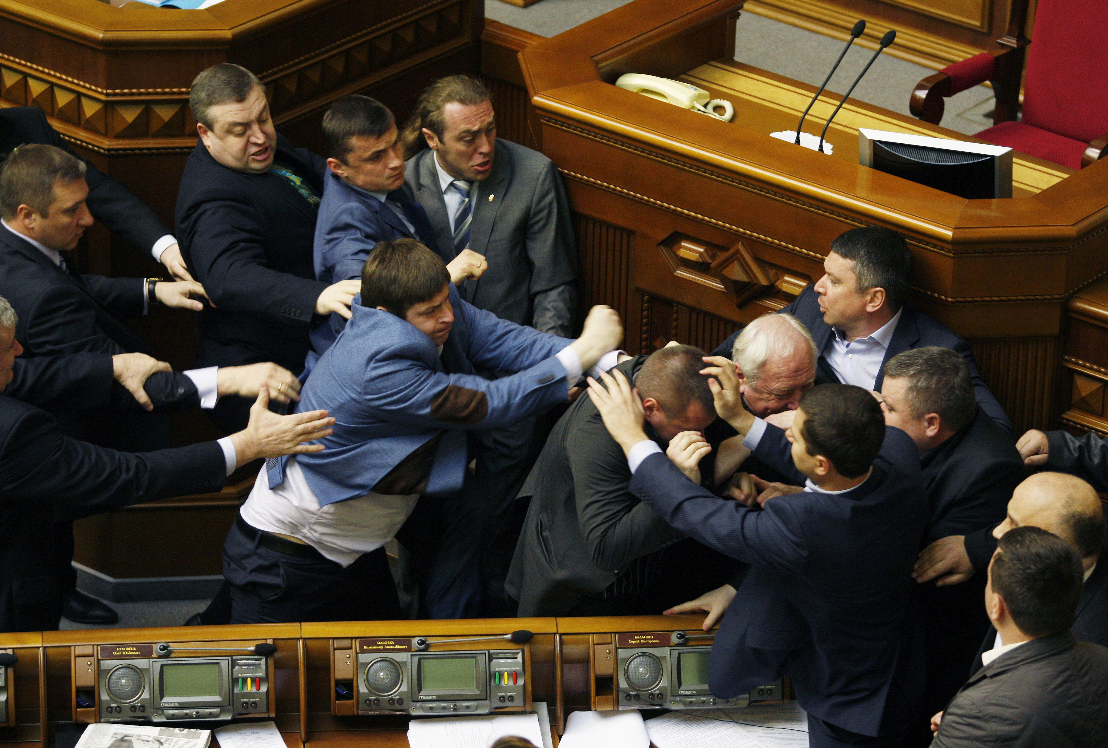Fist-fight breaks out in Ukraine&#039;s parliament