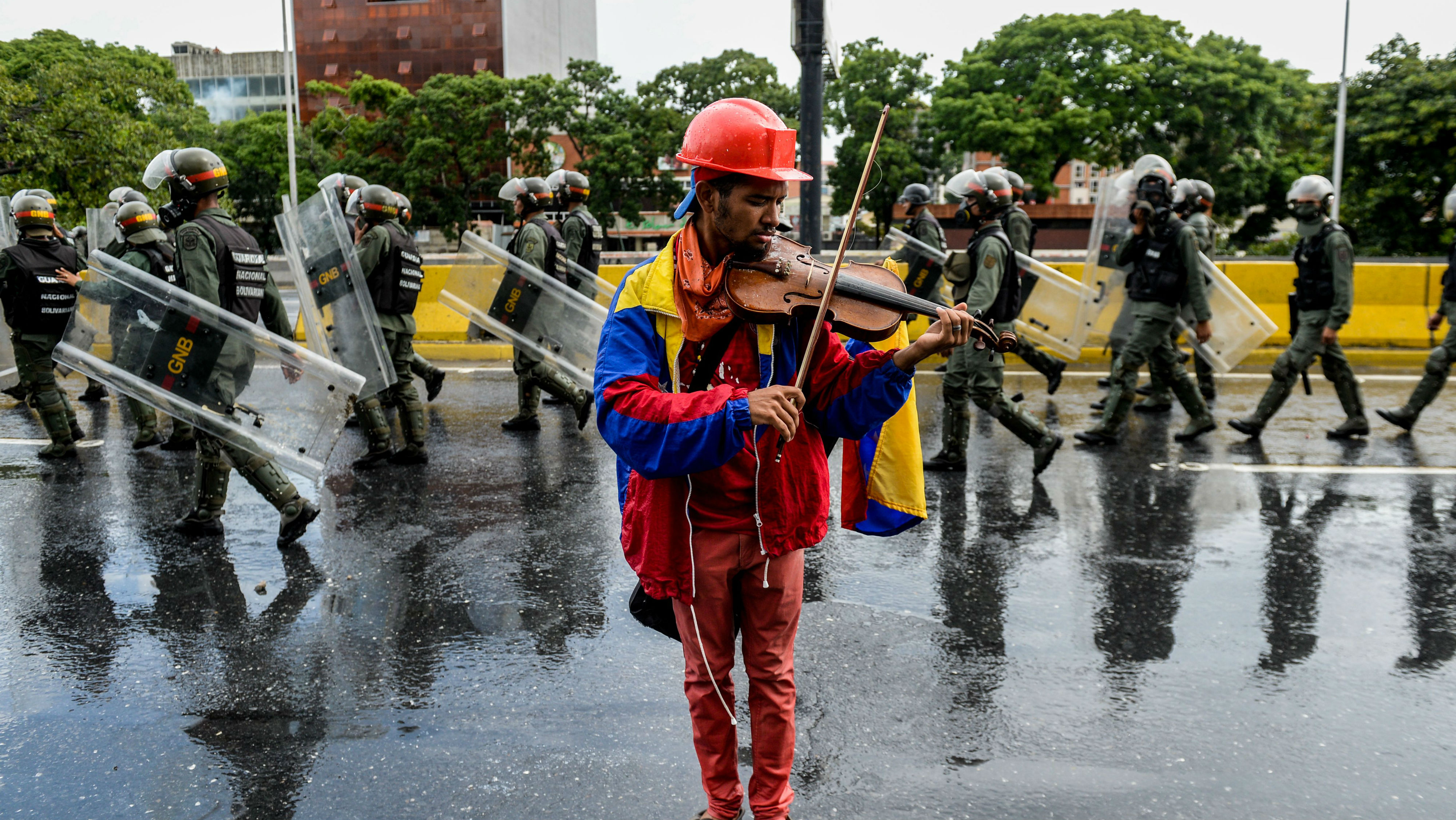 Violin protestor Venezuela 