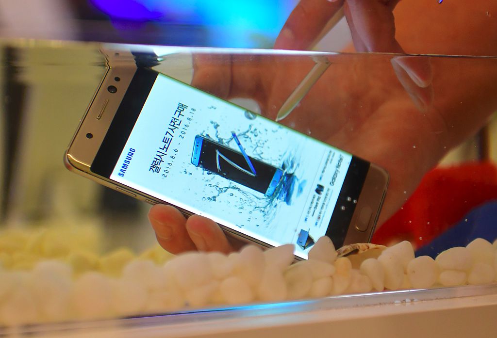 A South Korean employee demonstrates underwater use of Samsung Galaxy Note7 during a showcase to mark its domestic launch in Seoul on August 11, 2016.The Note7 will be available starting Augu