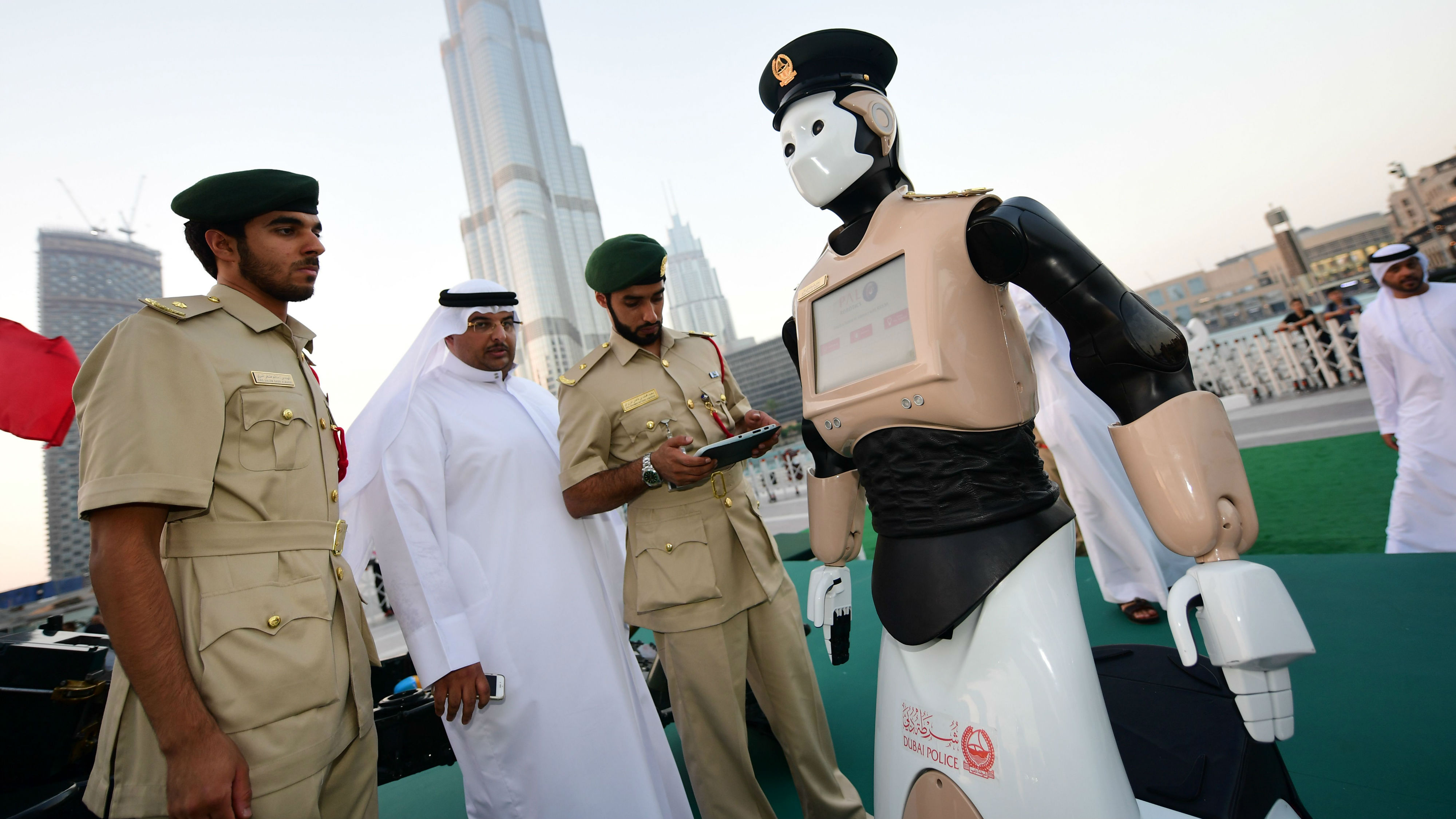 World&#039;s first police robot, Dubai