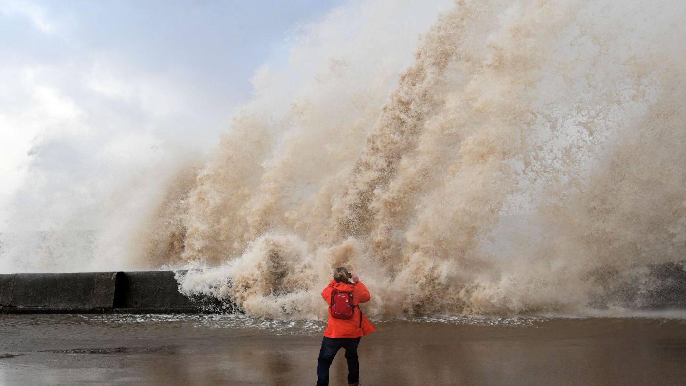 Person photographs huge waves