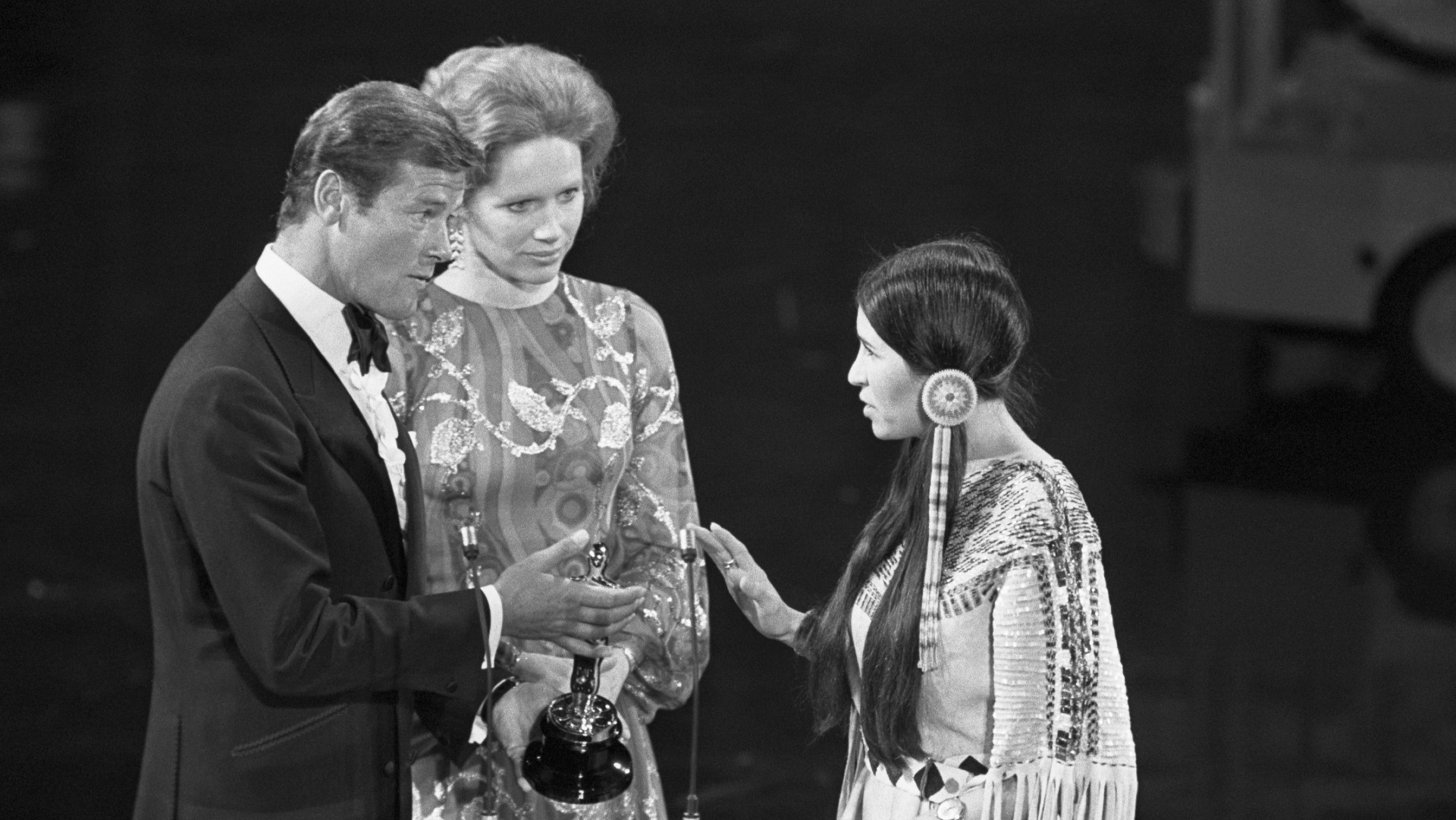 Sacheen Littlefeather refusing to Marlon Brando&#039;s Oscar in 1973