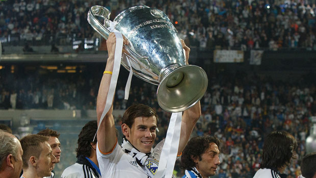 Gareth Bale lifts the trophy during the Real Madrid celebration