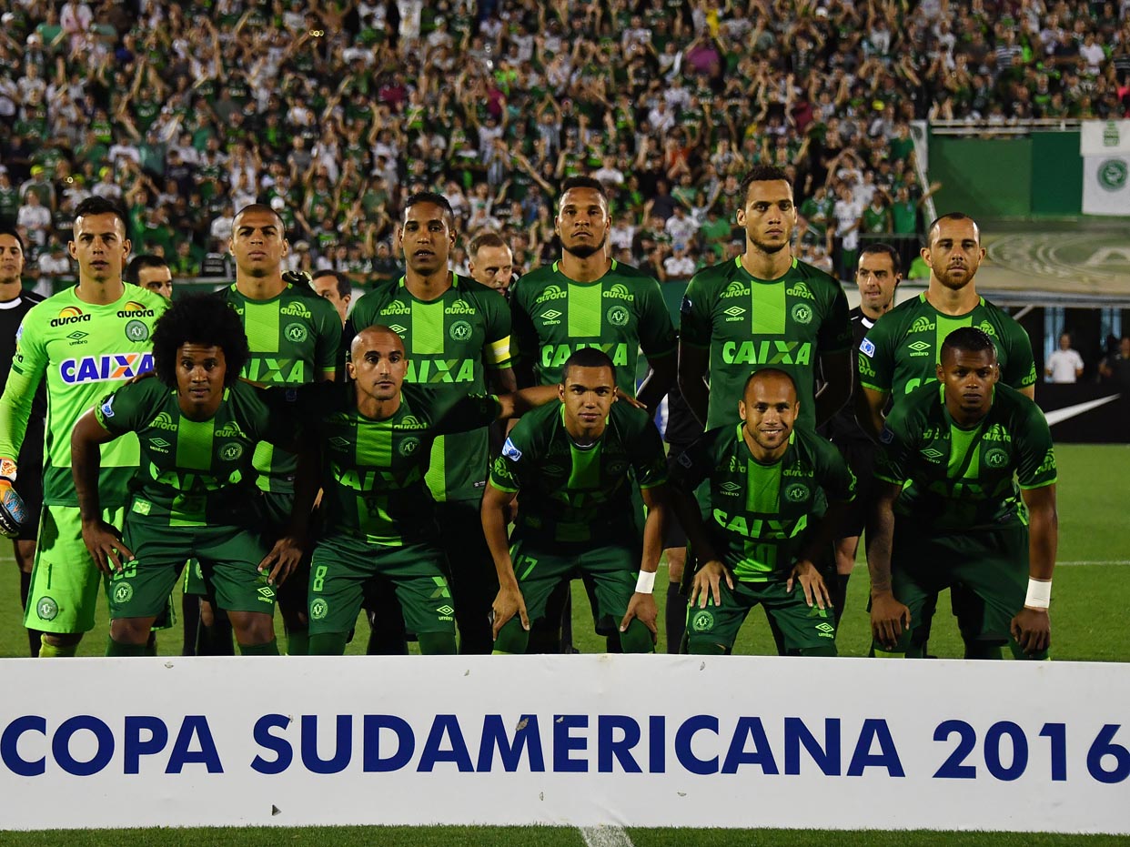 Brazil&#039;s Chapecoense players pose for pictures during their 2016 Copa Sudamericana semifinal second leg football match against Argentina&#039;s San Lorenzoheld at Arena Conda stadium, in Chapeco, 