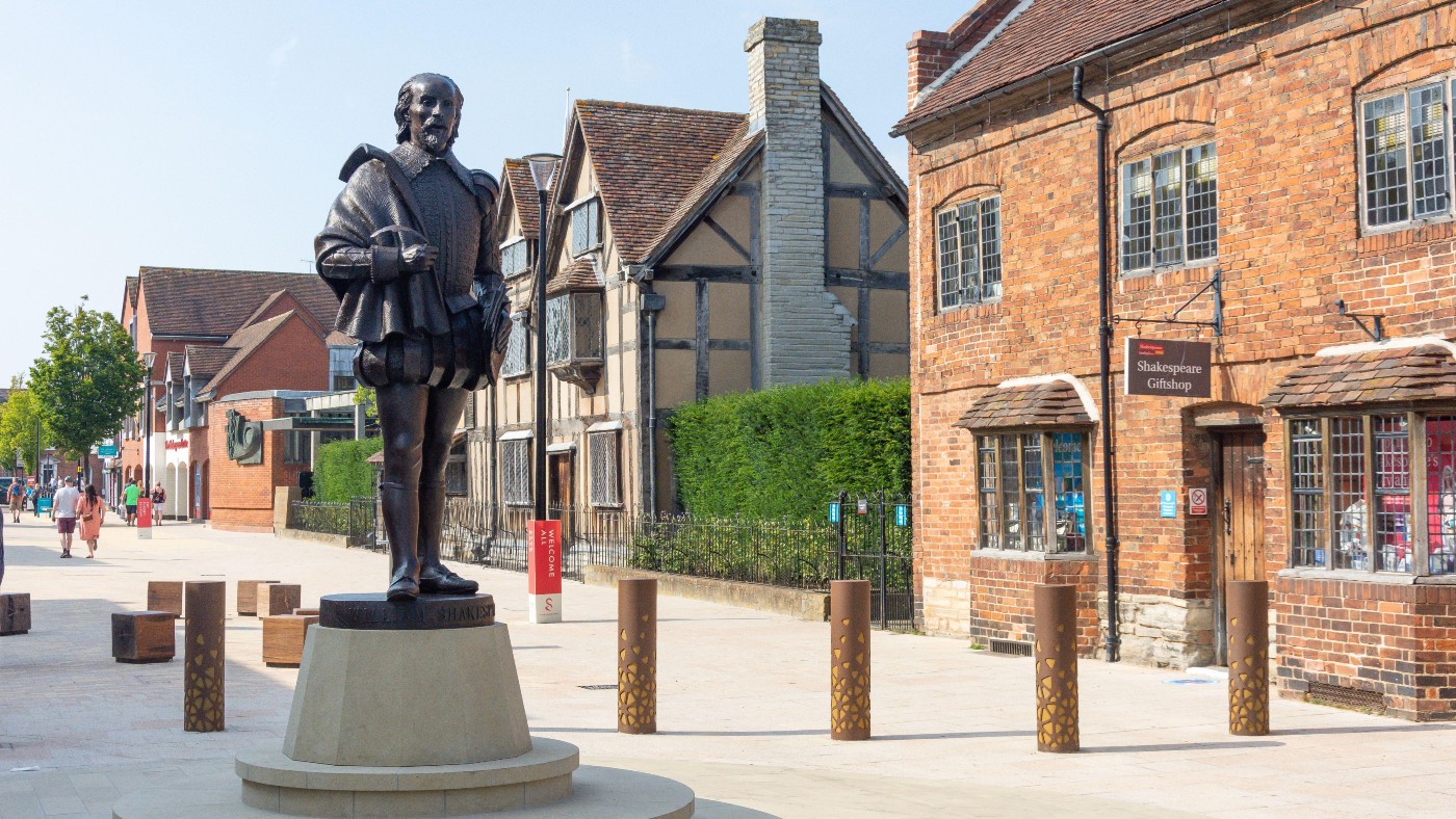 Shakespeare’s Birthplace and statue in Stratford-upon-Avon 