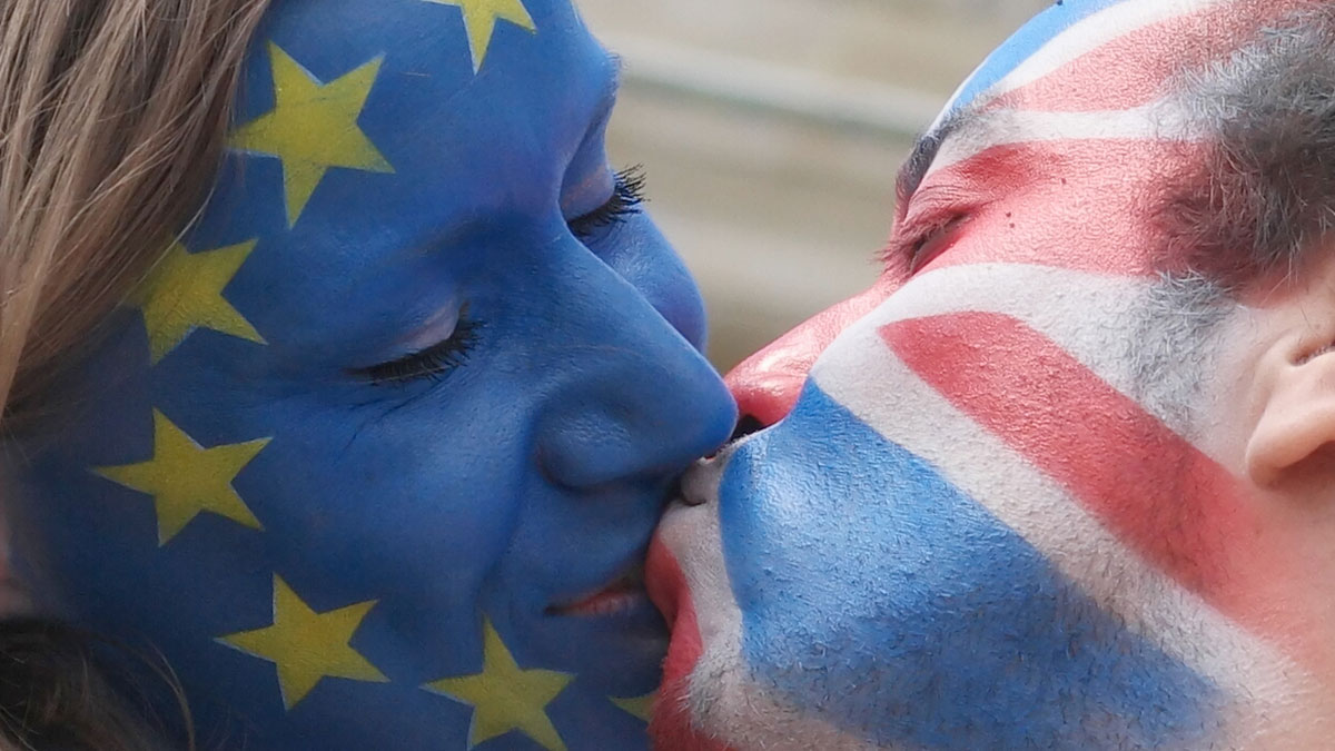 Brexit kiss 
