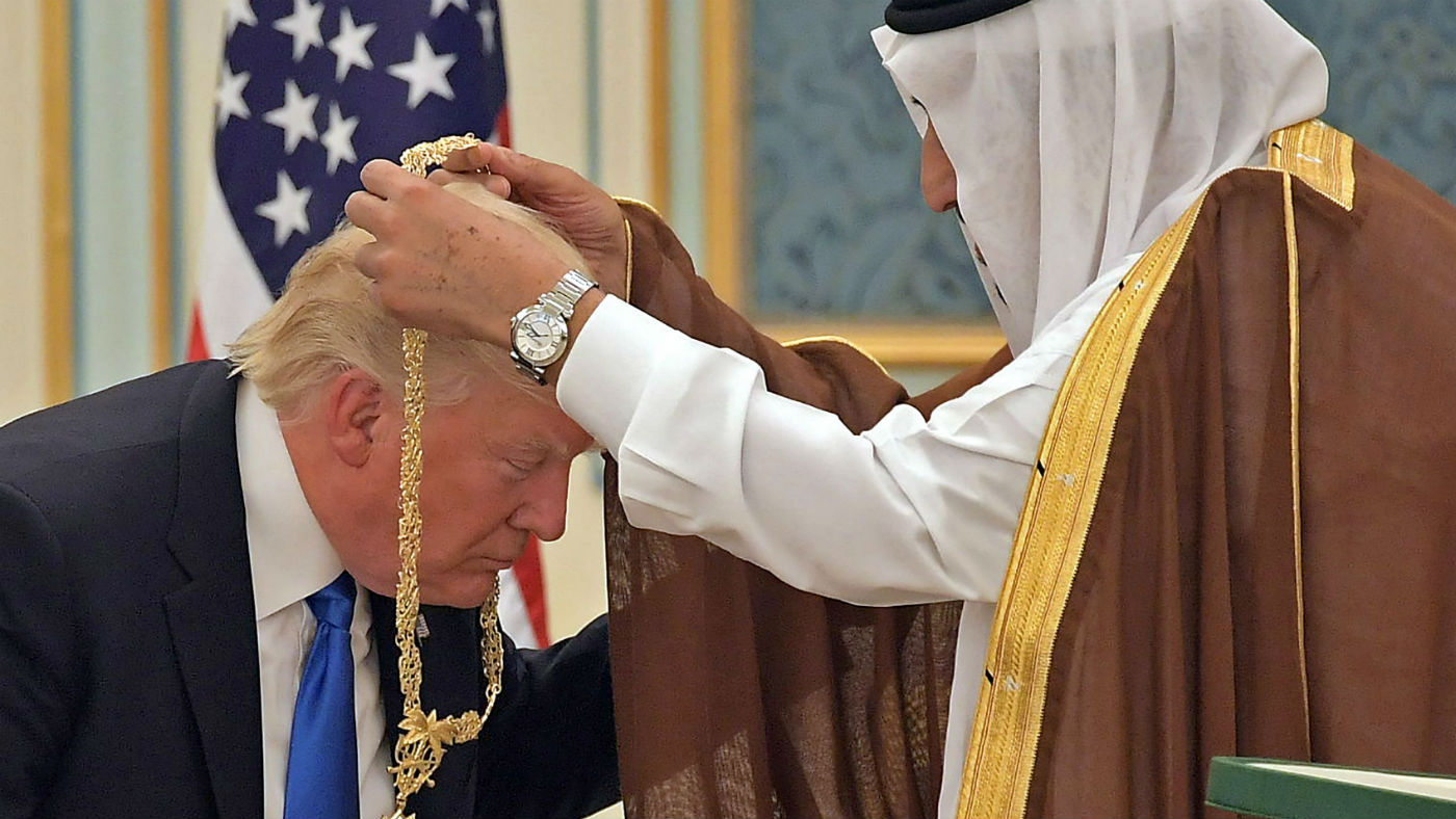 Donald Trump receives the Order of Abdulaziz al-Saud medal from Saudi Arabia&#039;s King Salman bin Abdulaziz al-Saud