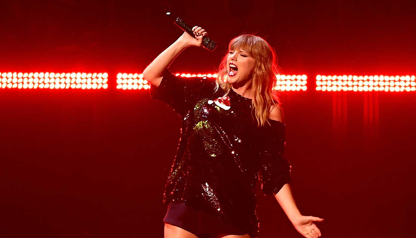 A man has reportedly robbed a bank in a bid to impress Taylor Swift