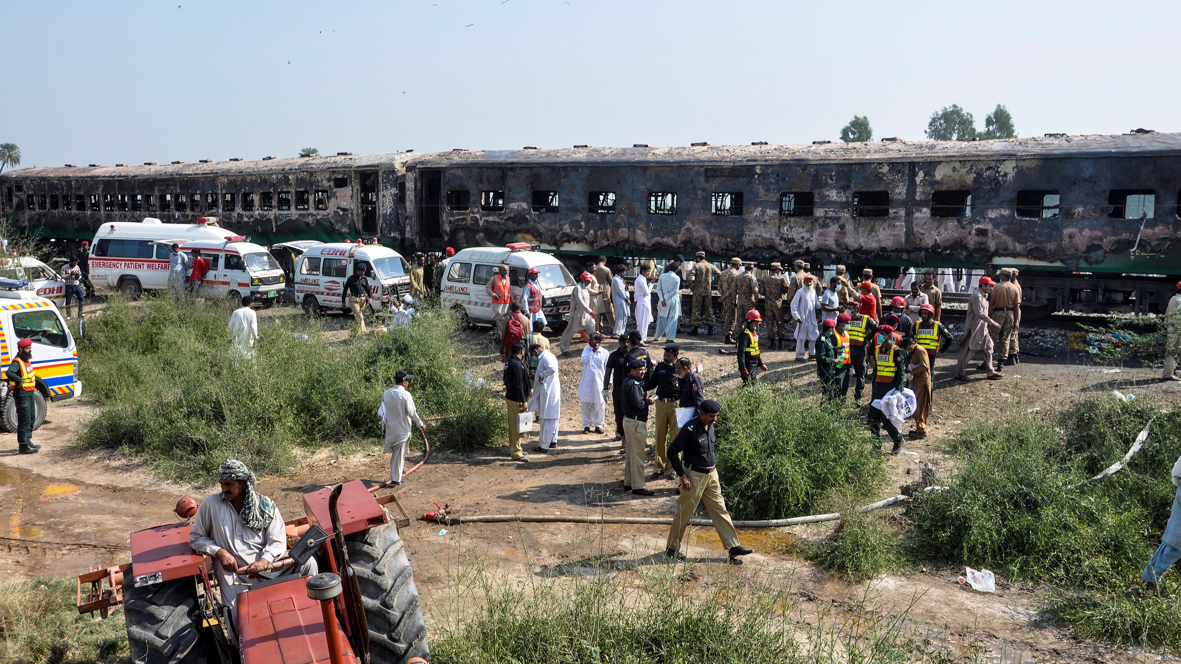 pakistan_train_fire.jpg