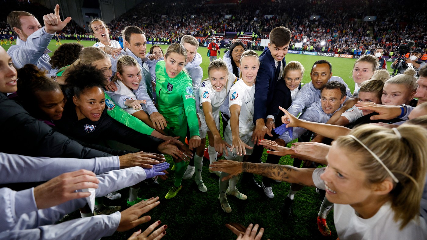The Lionesses players and staff celebrate the semi-final win over Sweden