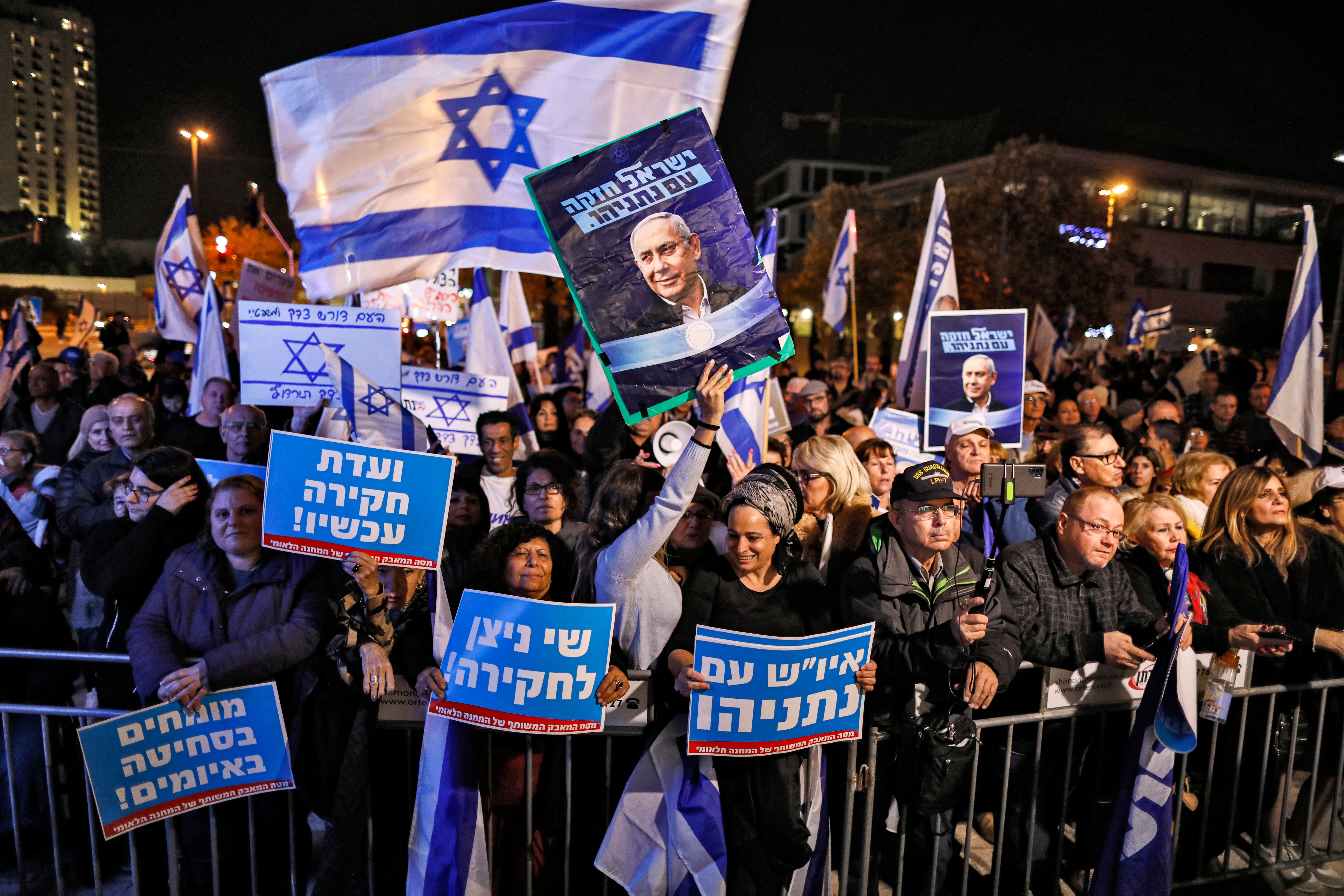 Israelis gather with signs and national flags during a demonstration in support of Prime Minister Benjamin Netanyahu in Jerusalem on December 11, 2019. (Photo by AHMAD GHARABLI / AFP) (Photo 