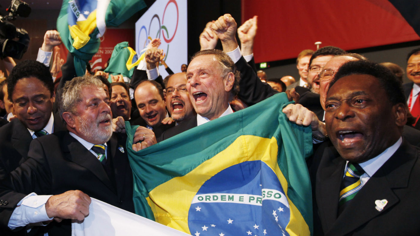 Carlos Nuzman (centre) with former Brazilian President Luiz da Silva (left) and football legend Pele (right)