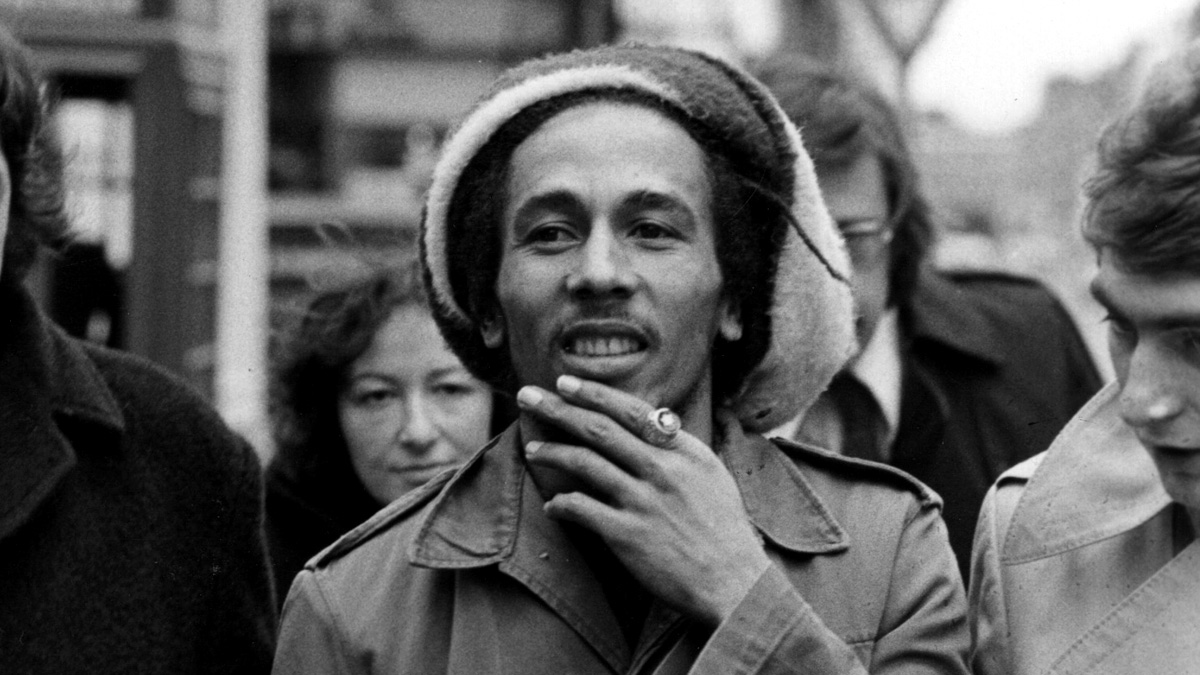 6th April 1977:Jamaican singer-songwriter and reggae star Bob Marley (1945 - 1981) outside Marylebone Magistrates Court in London, where he was fined for possession of cannabis.(Photo by Maur