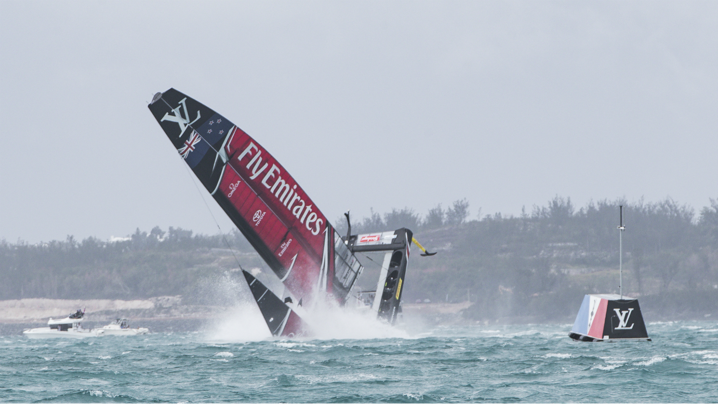 Emirates Team New Zealand, America&#039;s Cup capsize