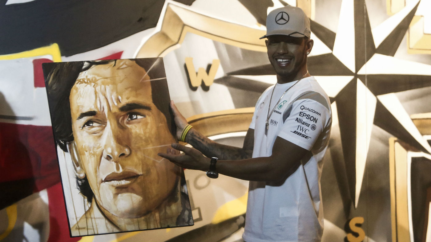 Mercedes driver Lewis Hamilton received a painting of the late F1 legend Ayrton Senna at the 2016 Brazilian GP
