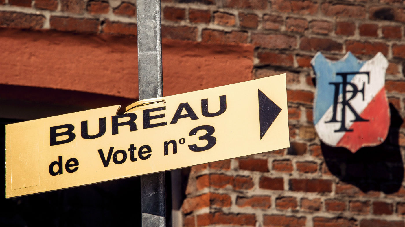 A Front National emblem points the way to a polling station