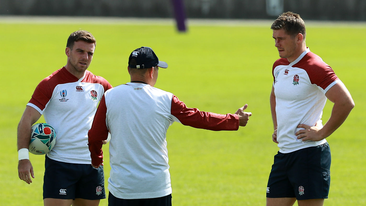 England head coach Eddie Jones speaks with George Ford (left) and Owen Farrell (right)  