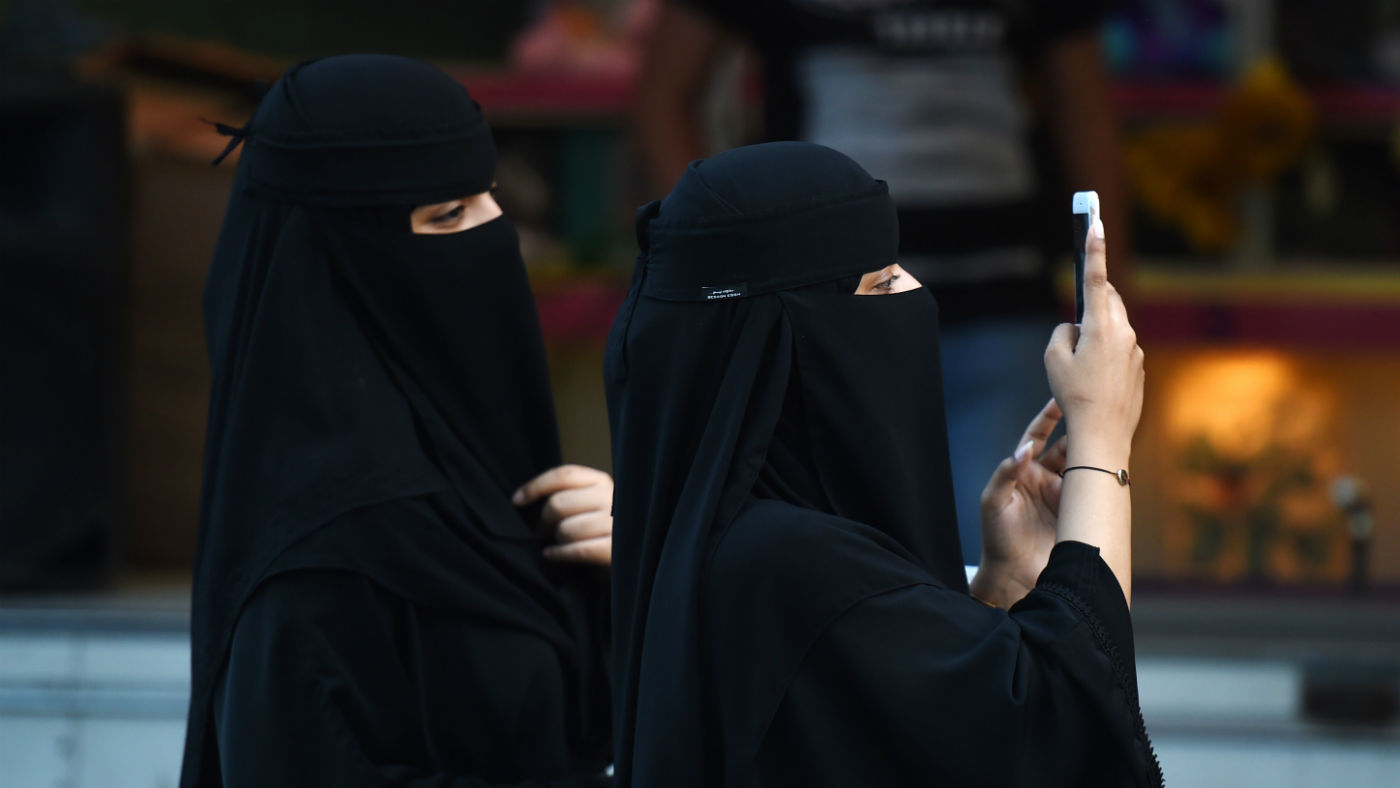 wd-saudi_women_phone_-_fayez_nureldineafpgetty_images.jpg