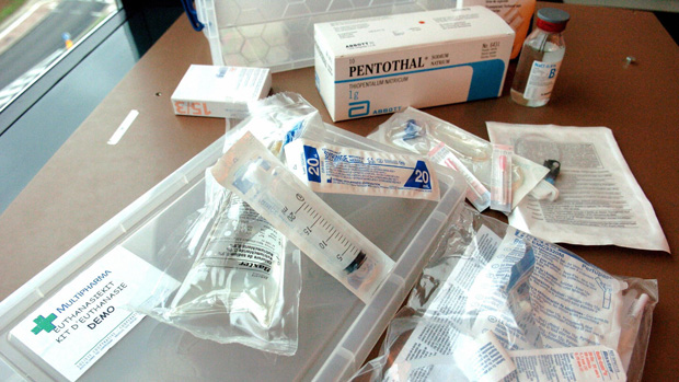 BRUSSELS, BELGIUM:A picture taken 18 April 2005 in Brussels shows an &quot;euthanasia kit&quot; available in the 250 Belgian Multipharma&#039;s chemist shops for the general practitioners who want to practi