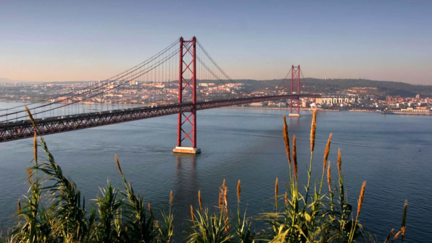 The stunning 25 de Abril bridge in Lisbon
