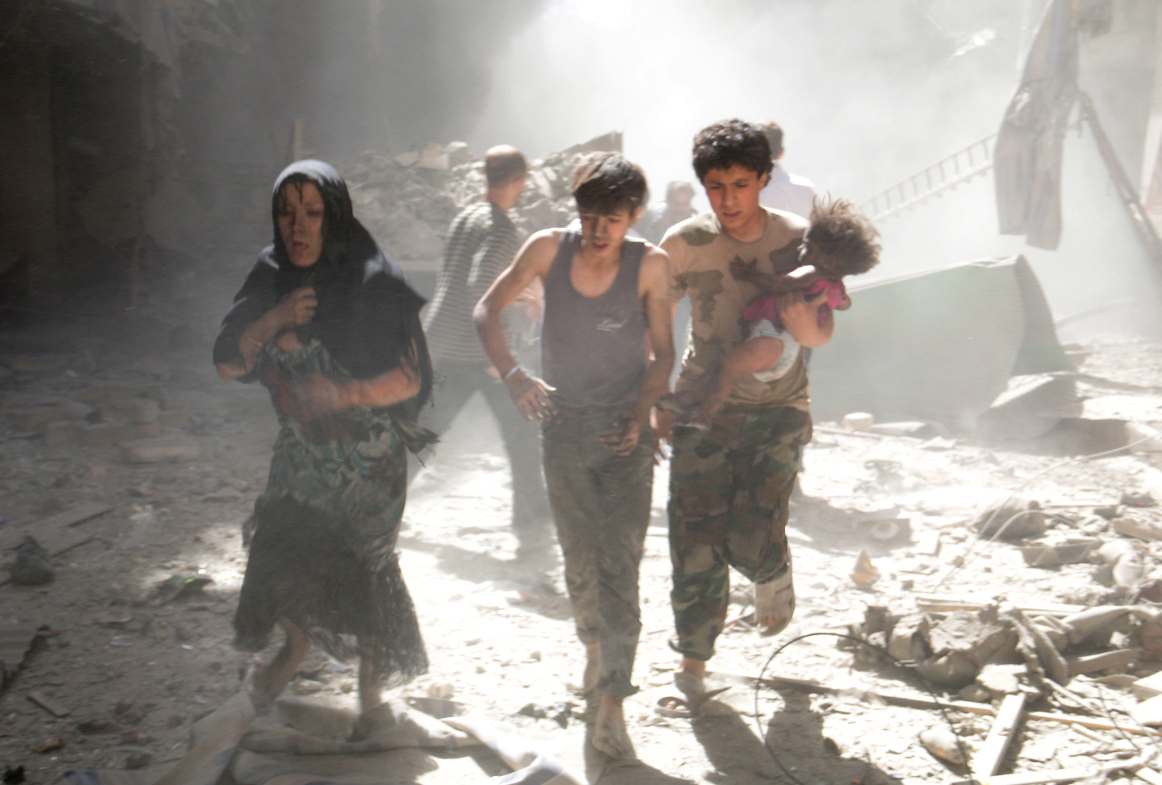 Syrians run from bomb in Aleppo