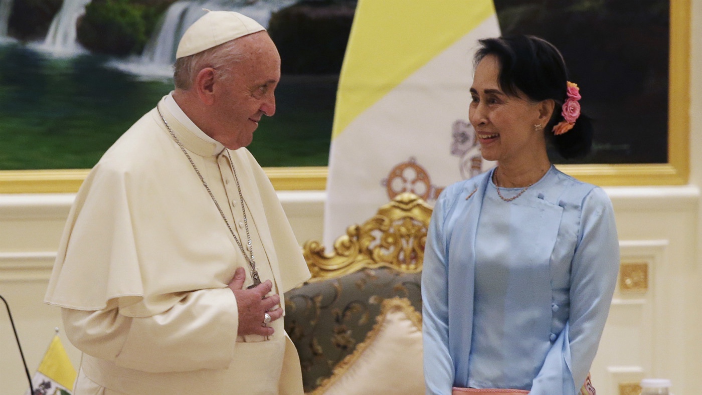  Pope Francis (L) speaks with Myanmars civilian leader Aung San Suu Kyi (R) during their meeting in Naypyidaw on November 28,