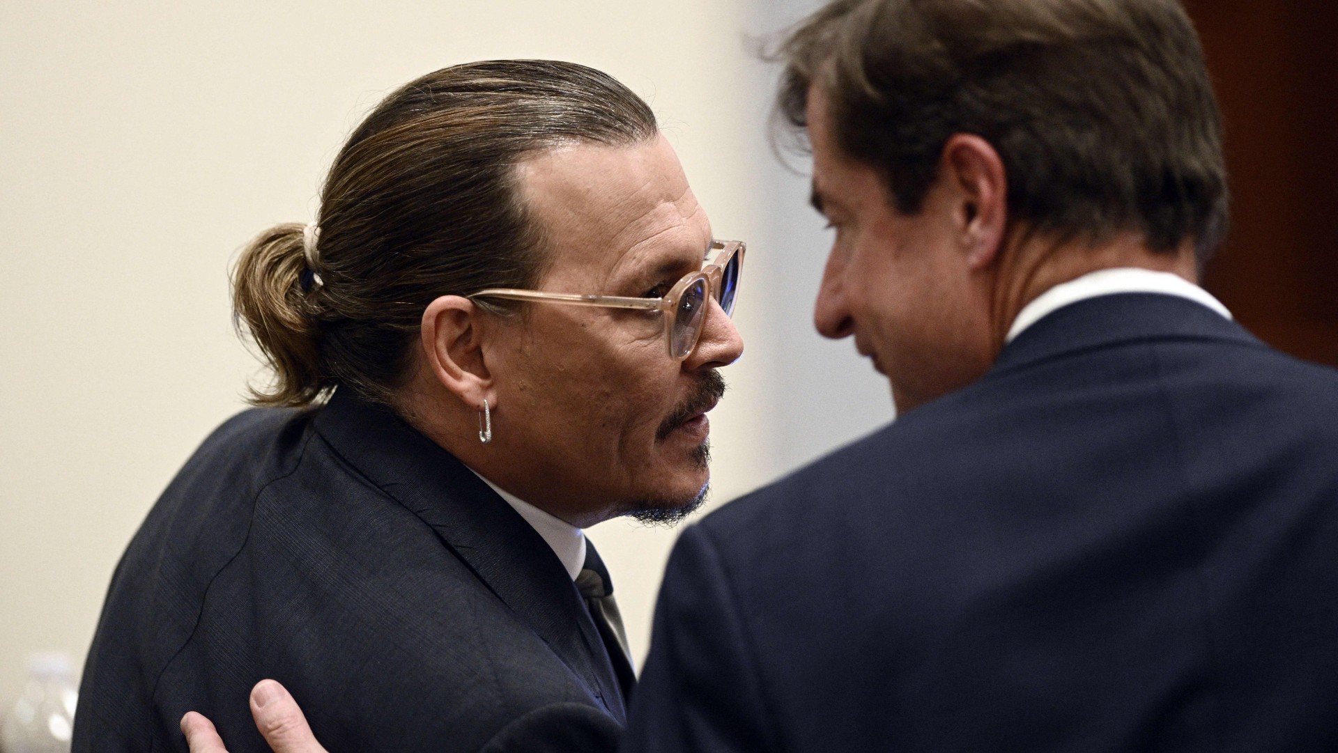 Johnny Depp talks to his attorney