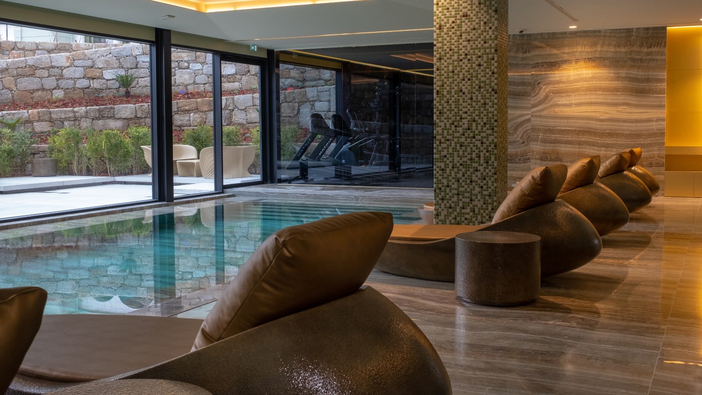 The indoor pool and spa at Vila Foz