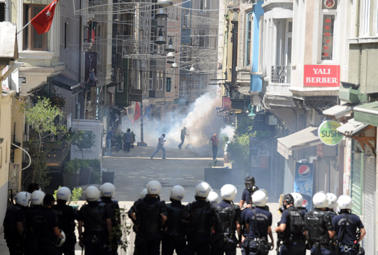 Turkish protestors and riot policemen clash on June 1, 2013, during a protest against the demolition of Taksim Gezi Park, in Taksim Square in Istanbul. Police reportedly used tear gas to disp