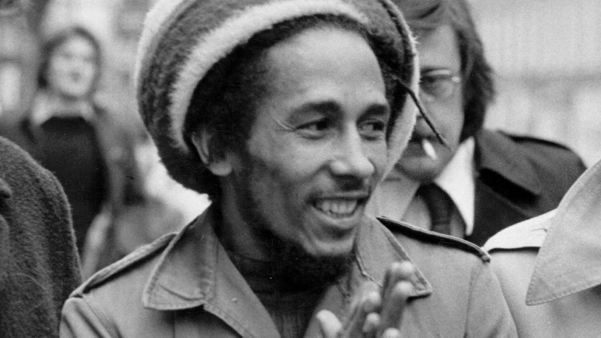 6th April 1977:Reggae star, singer-songwriter Bob Marley (1945 - 1981) outside Marylebone Magistrates Court in London, where he was fined for possession of cannabis.(Photo by Maurice Hibberd/