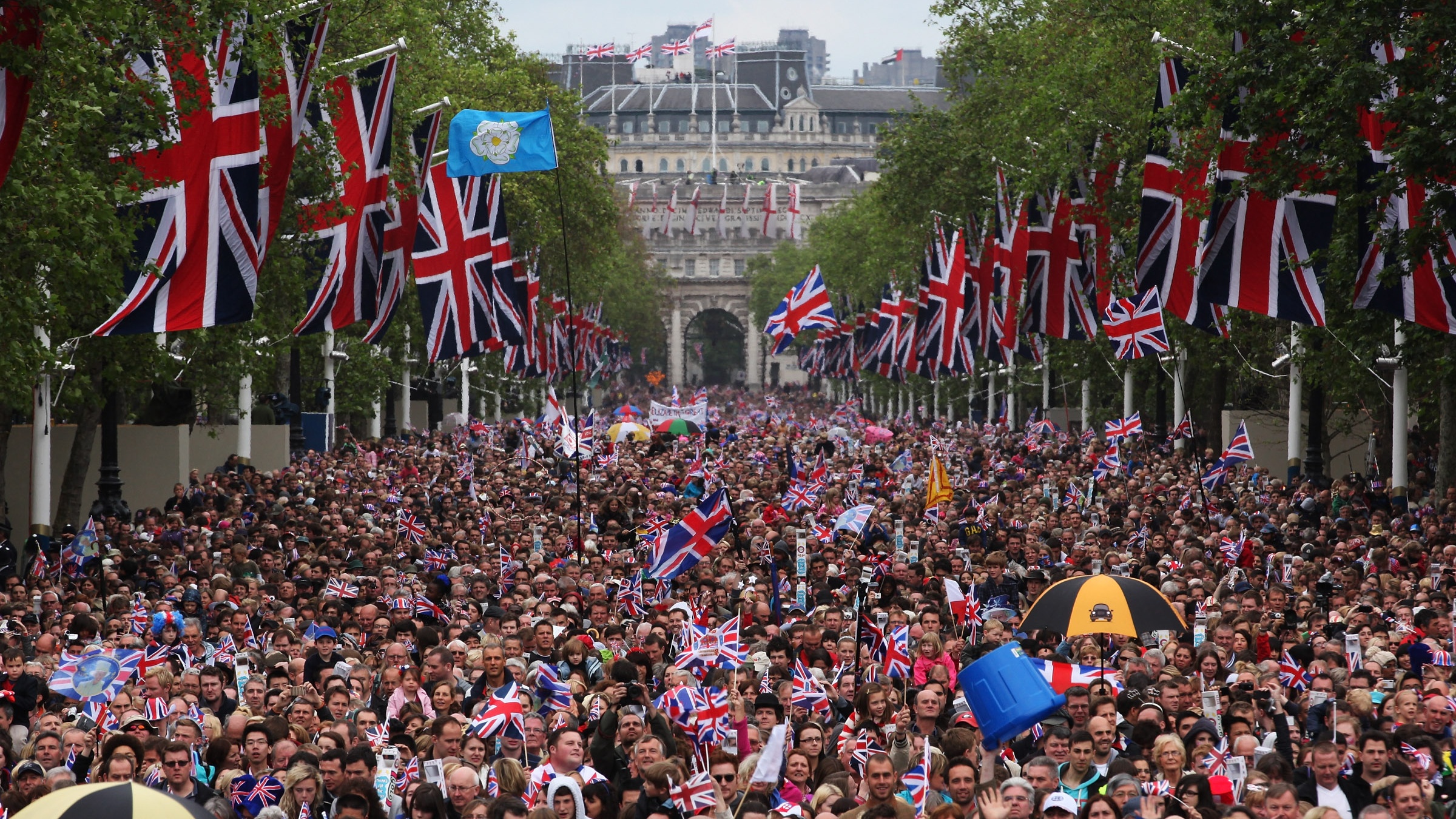 Crowds on the Mall for the Queen&#039;s Diamond Jubilee in 2012
